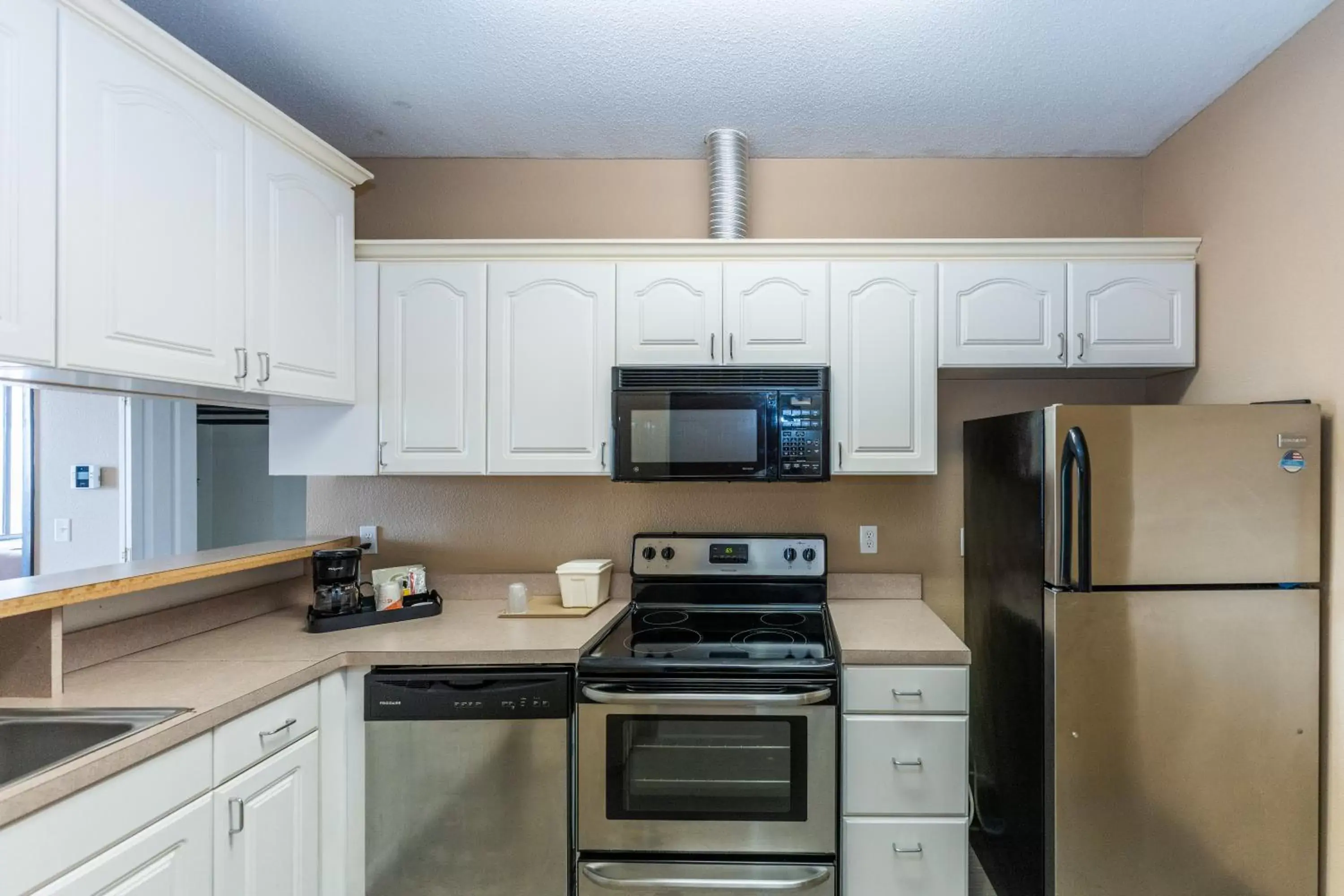 Kitchen or kitchenette, Kitchen/Kitchenette in Comfort Suites Houston West At Clay Road