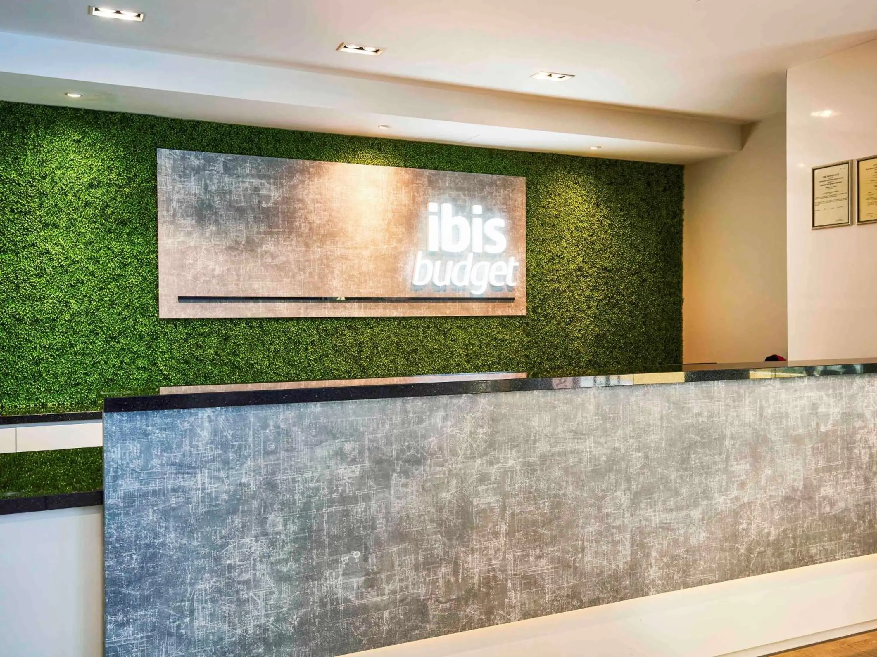 Property building, Lobby/Reception in ibis budget Singapore Emerald