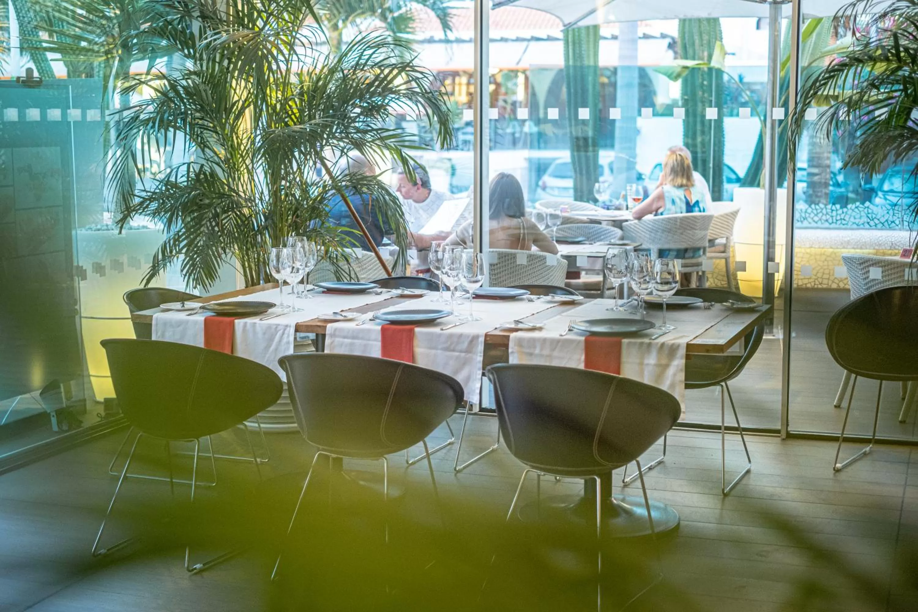 Restaurant/places to eat in Parque Santiago IV Official