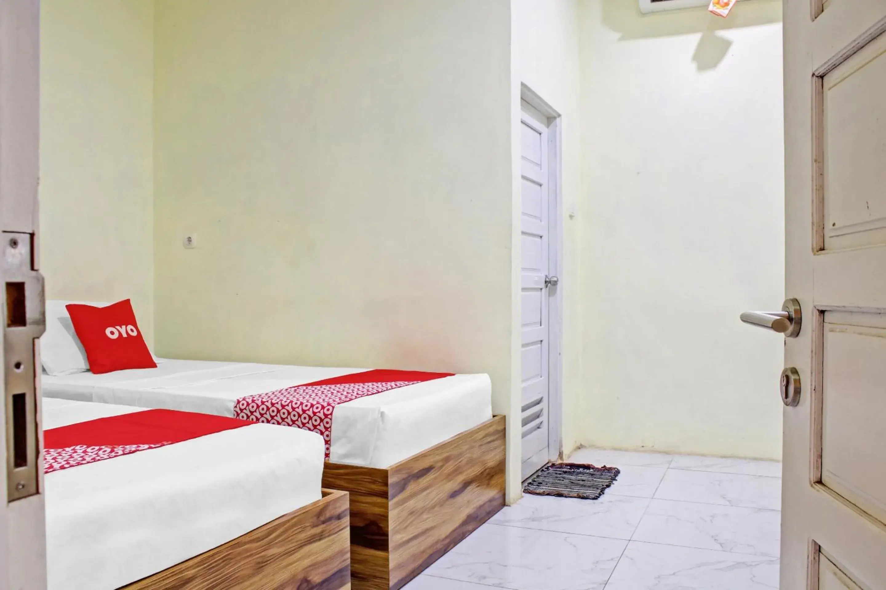 Bedroom, Bed in OYO 90112 Hotel Permata Inn