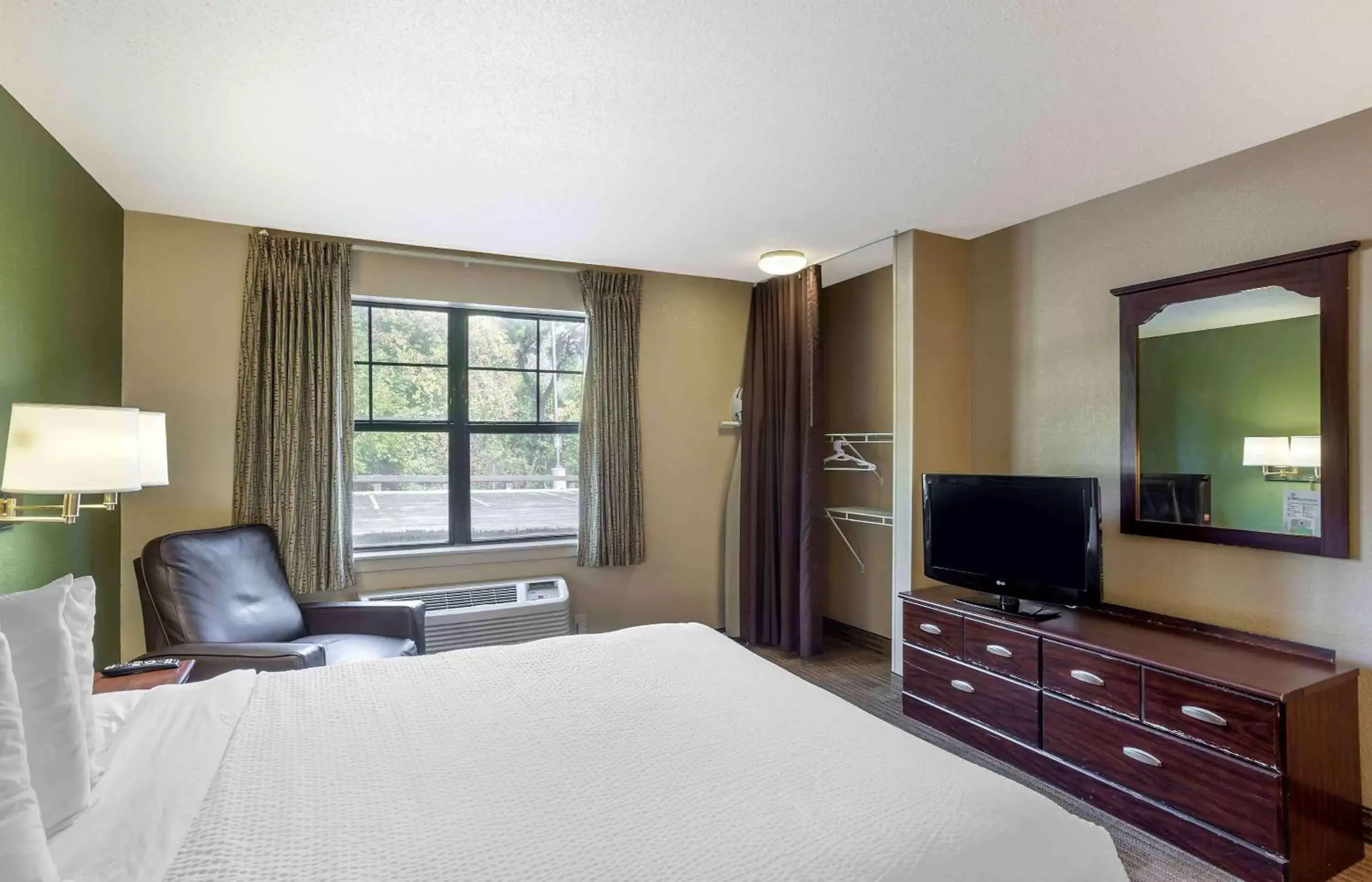 Bedroom, Bed in Extended Stay America Suites - Philadelphia - Exton