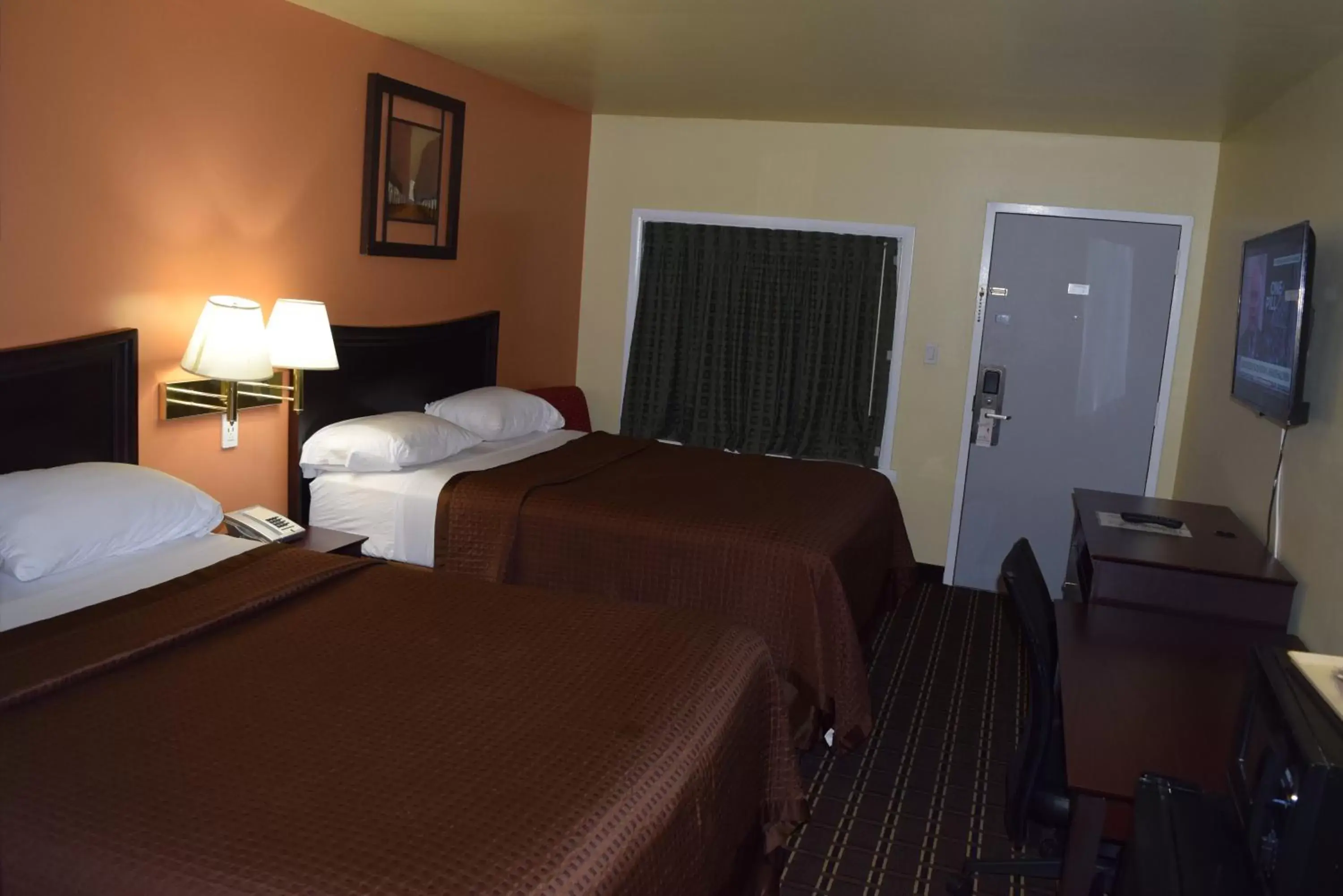 Photo of the whole room, Bed in White Oaks Motel Pennsville/Carneys Point