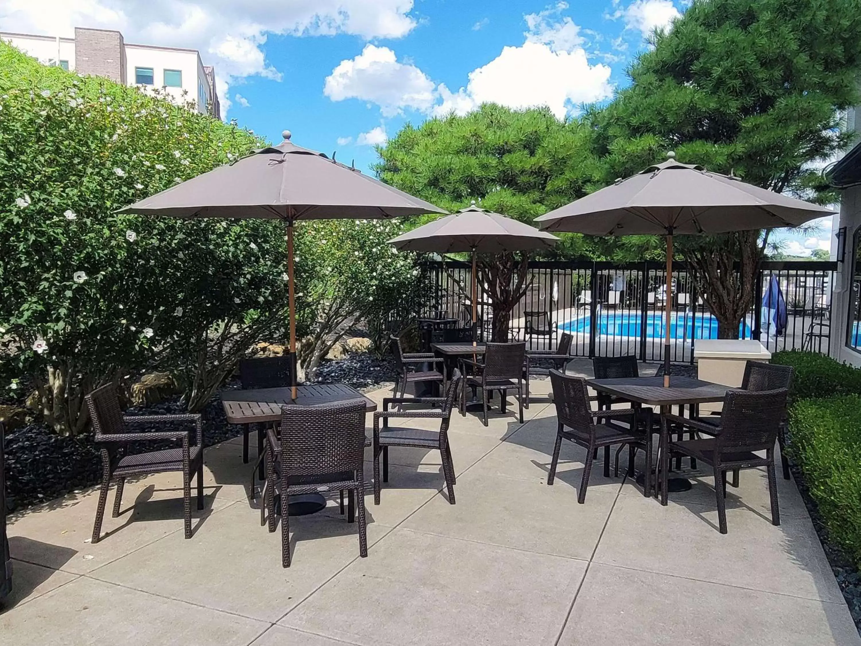 Patio, Restaurant/Places to Eat in Hampton Inn Greensburg