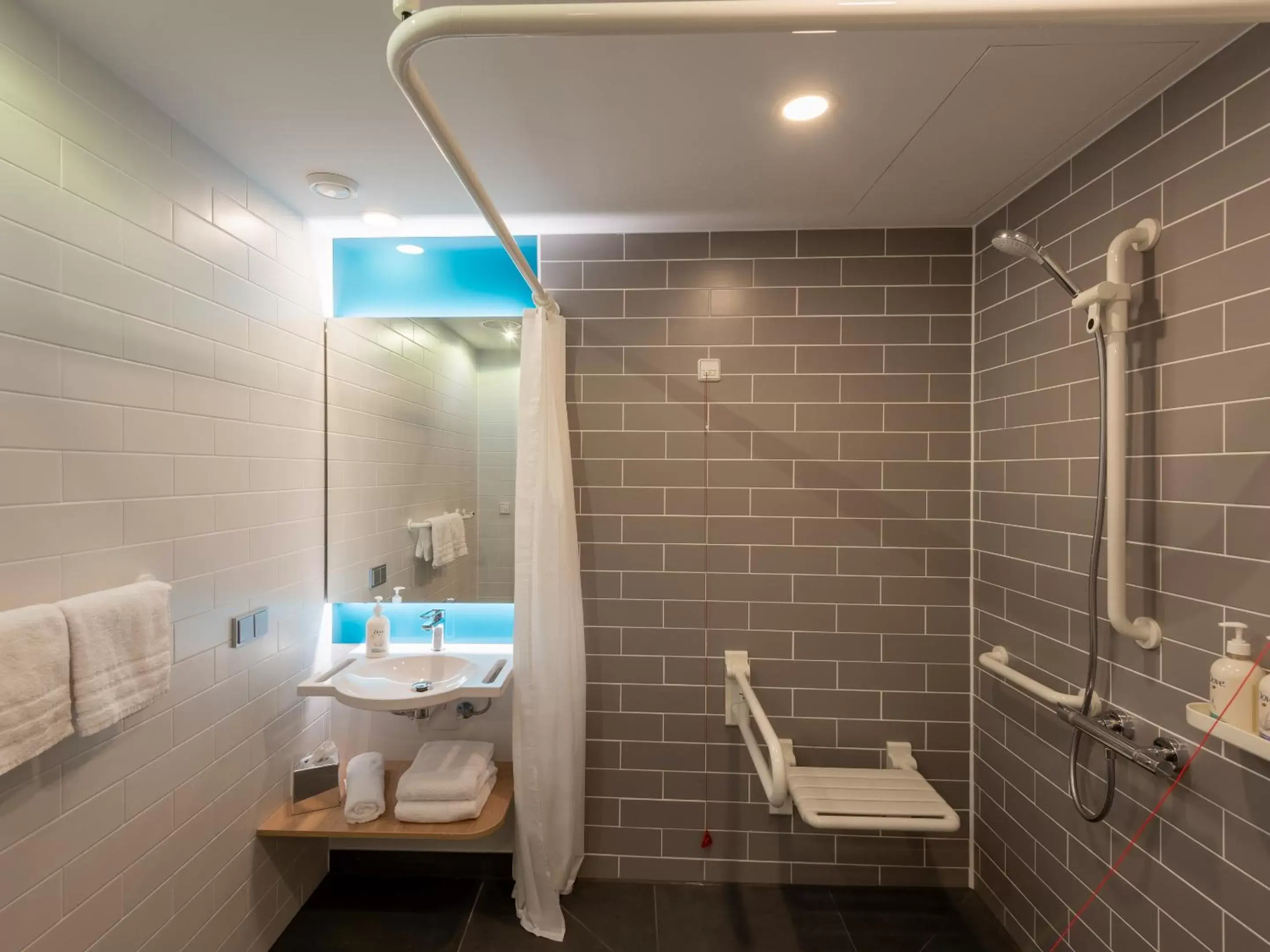 Standard Queen Room - Disability Access in Holiday Inn Express - Hamburg South A7-AS42 by IHG Standard Queen Room - Disability Access in Holiday Inn Express - Hamburg South A7-AS42 by IHG