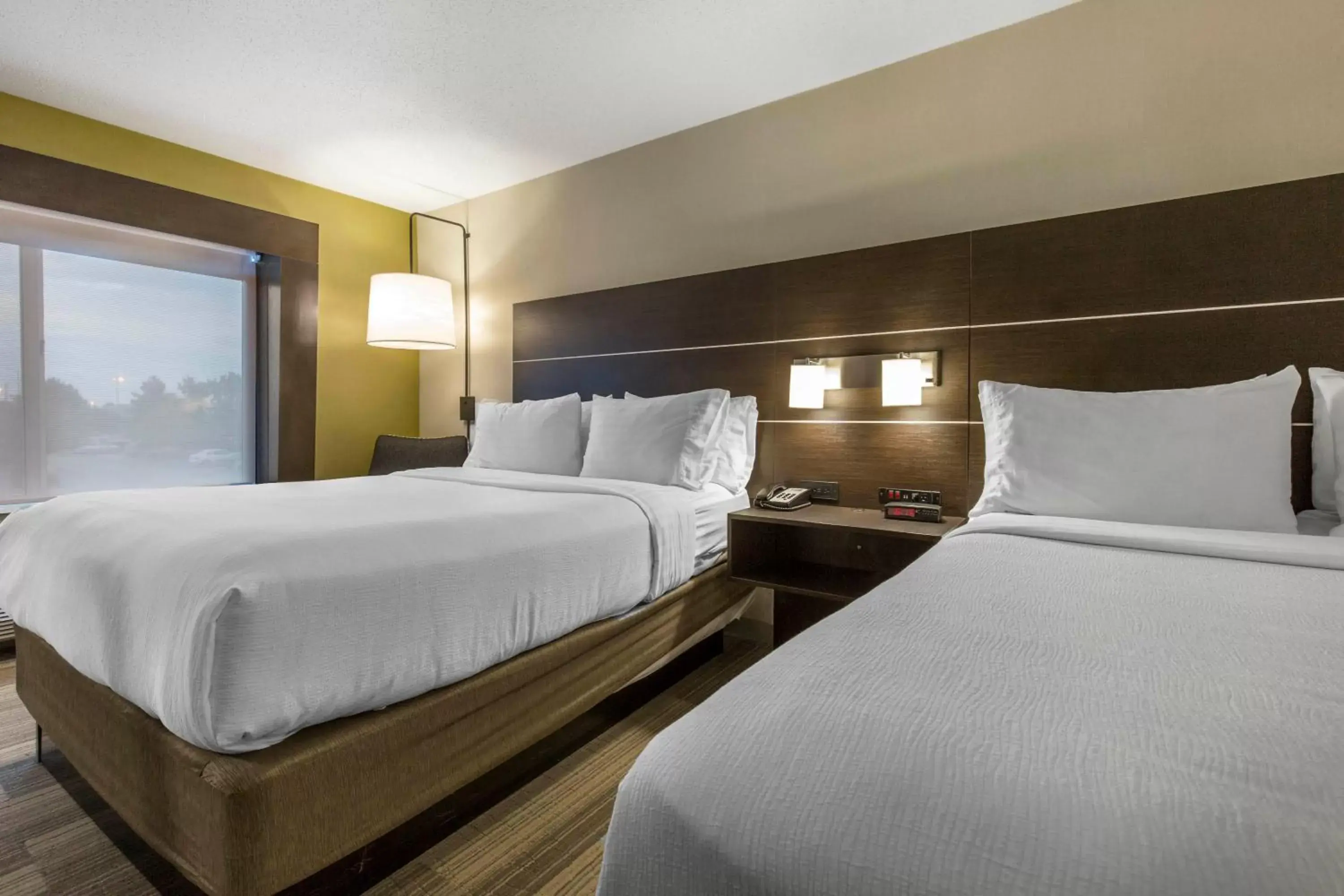 Photo of the whole room, Bed in Holiday Inn Express and Suites Chicago West - St Charles, an IHG Hotel