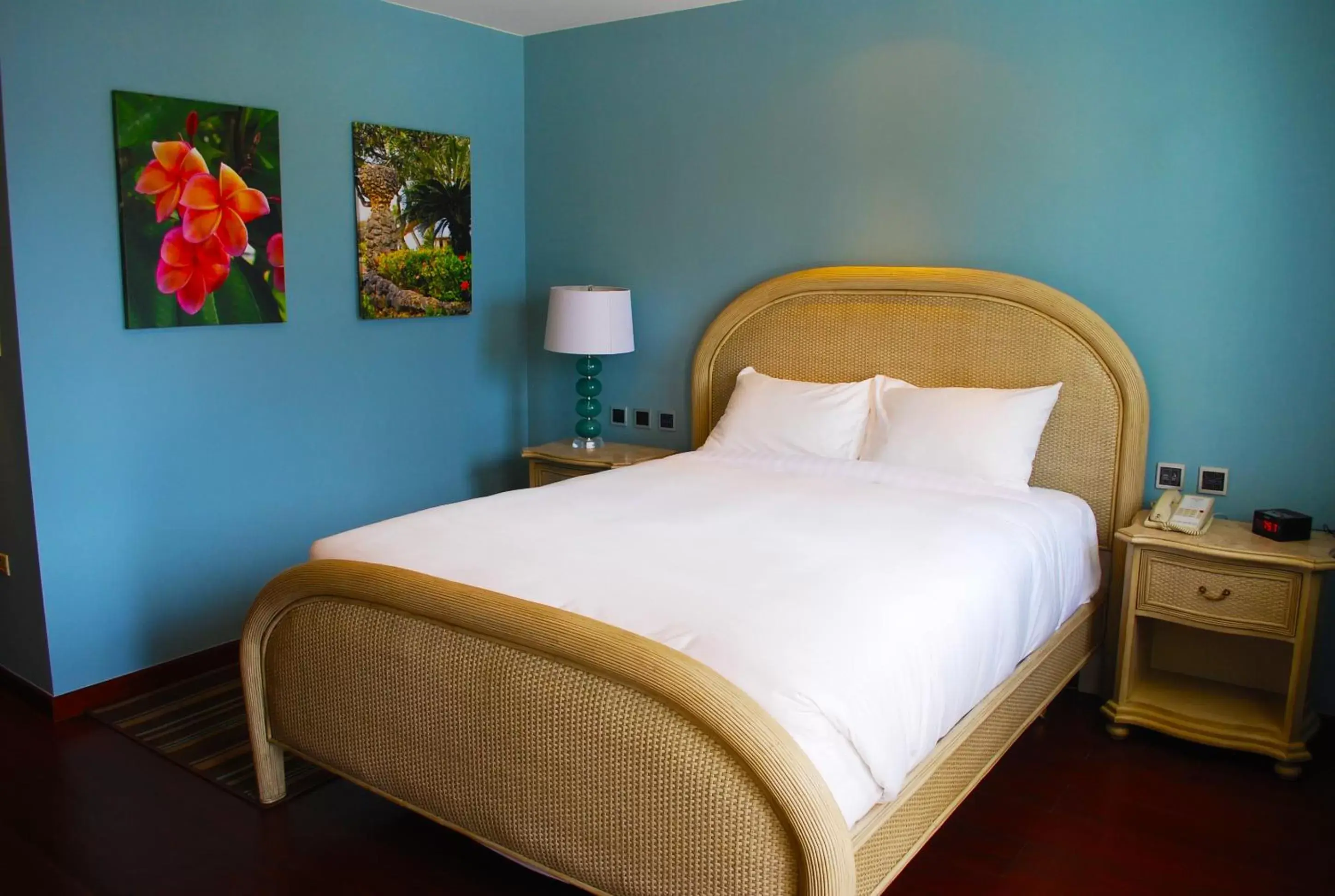 Bedroom, Bed in Surfrider Resort Hotel