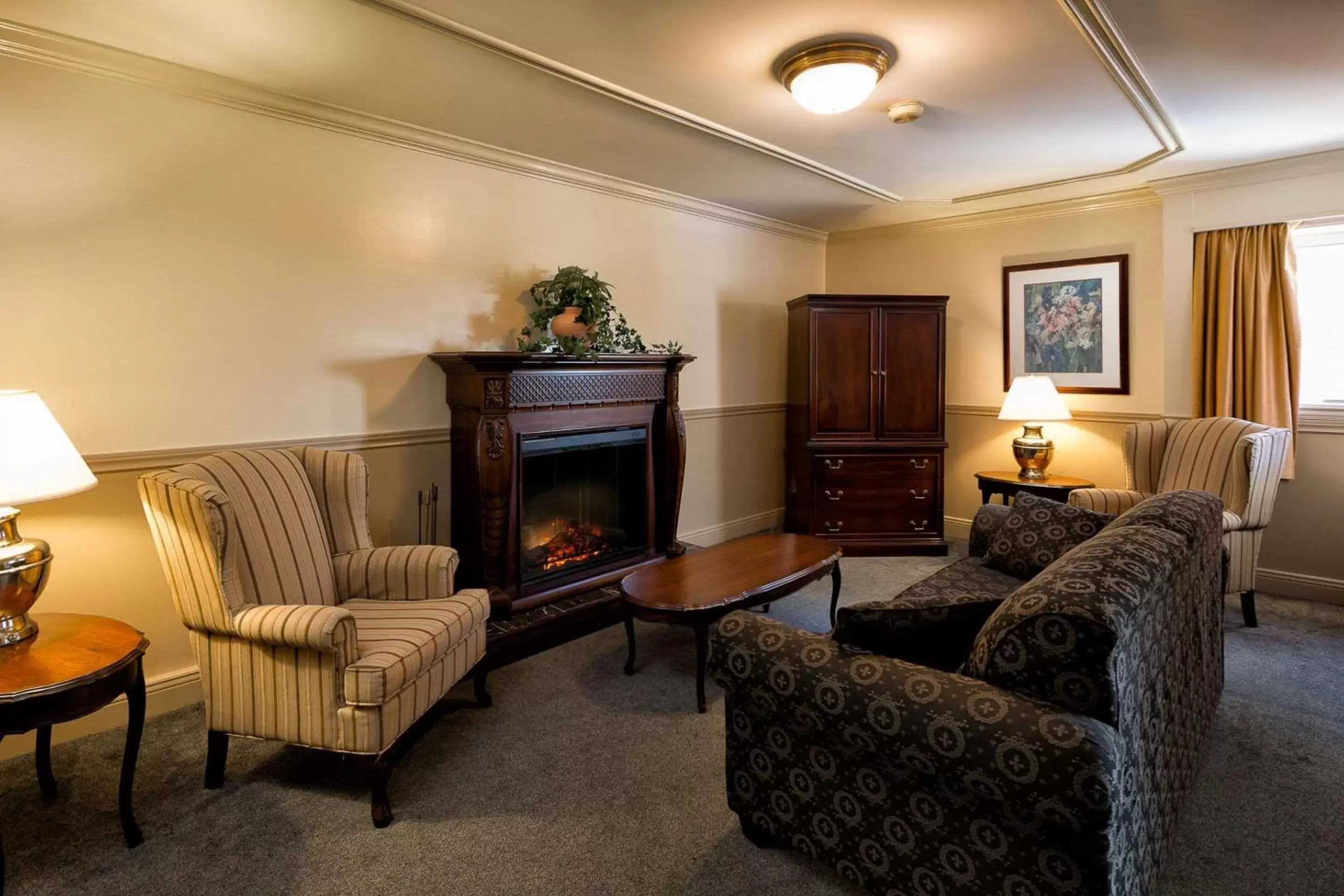 Photo of the whole room, Seating Area in Inn on the Lake, Ascend Hotel Collection