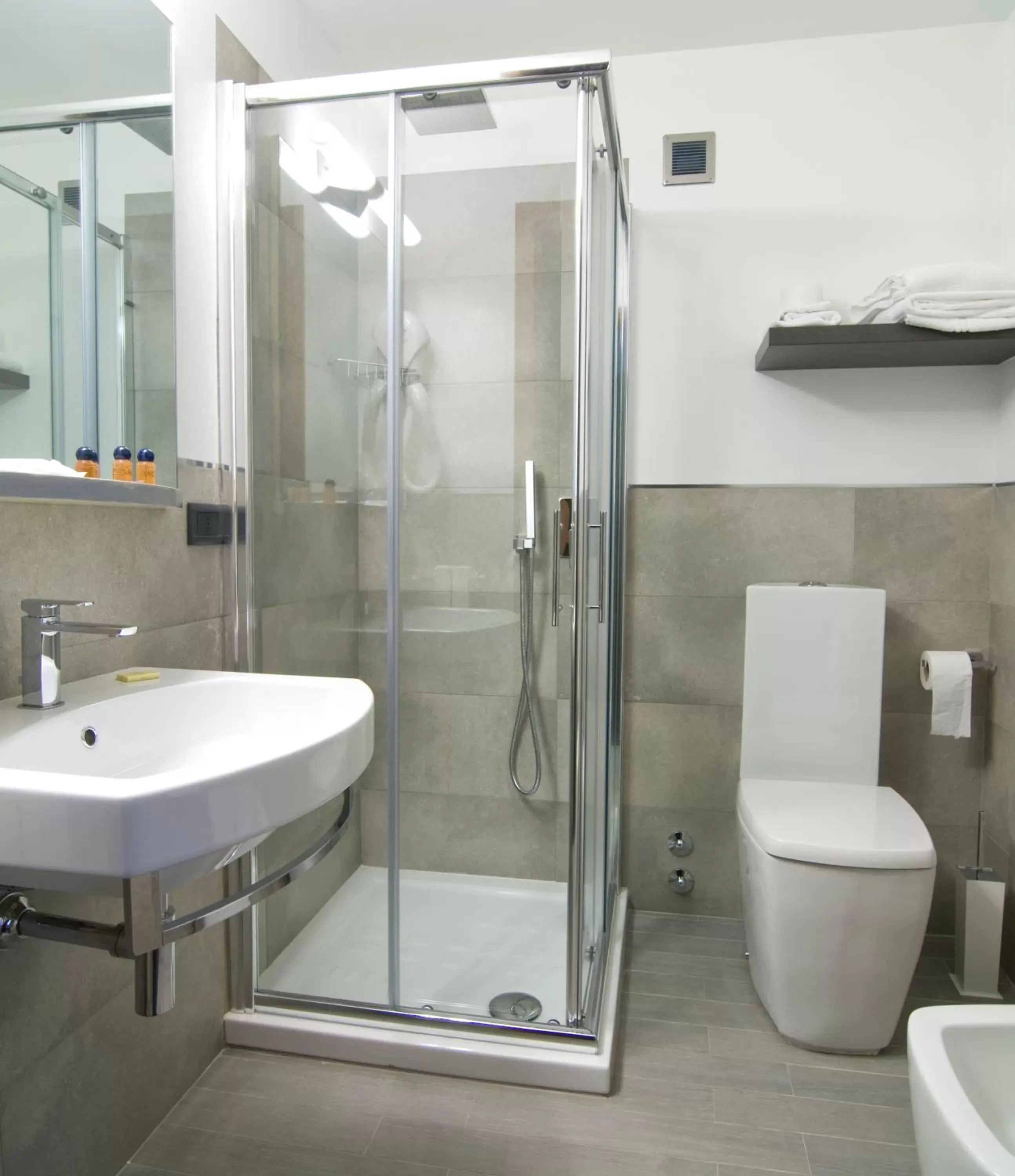 Shower, Bathroom in Hotel Europa Varese