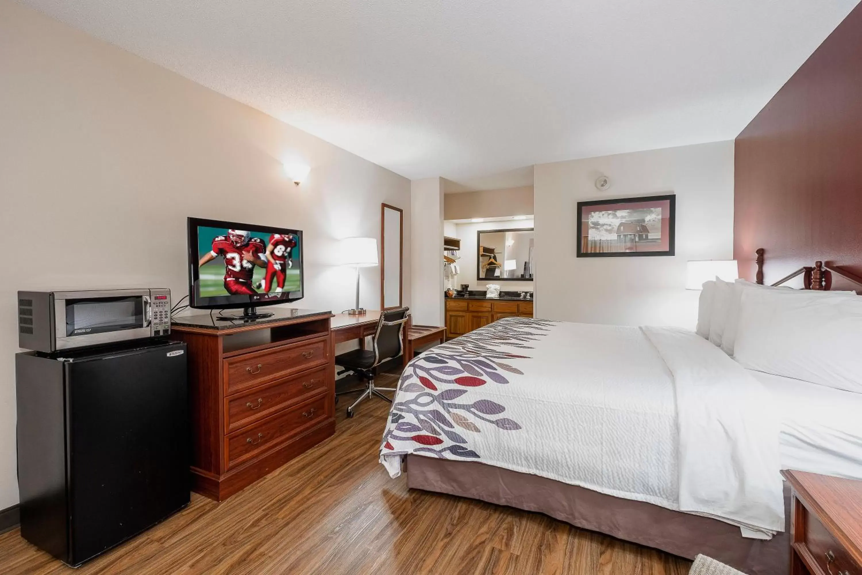 Bedroom, TV/Entertainment Center in Red Roof Inn & Suites Calhoun