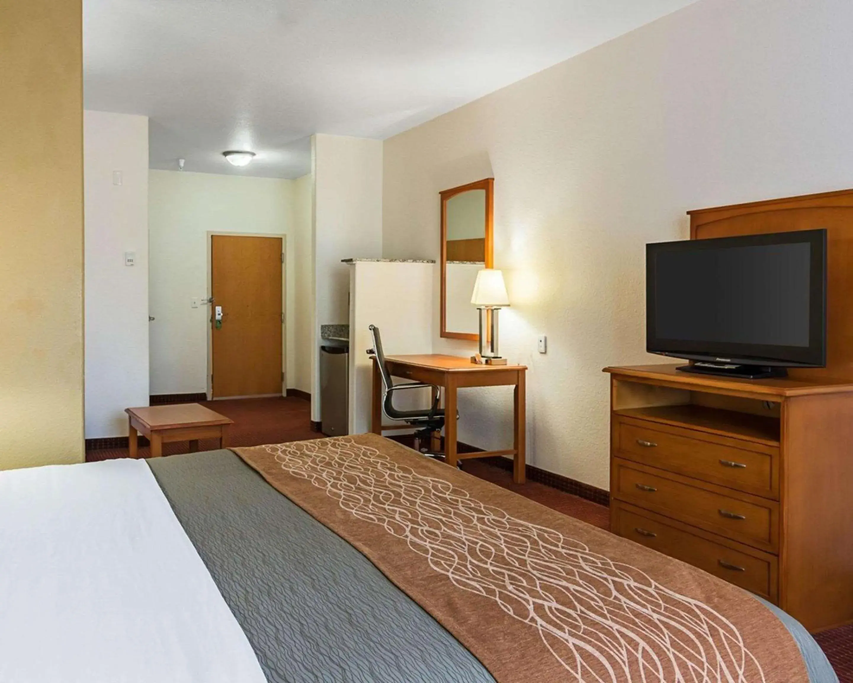 Photo of the whole room, TV/Entertainment Center in Comfort Inn & Suites Chesapeake - Portsmouth