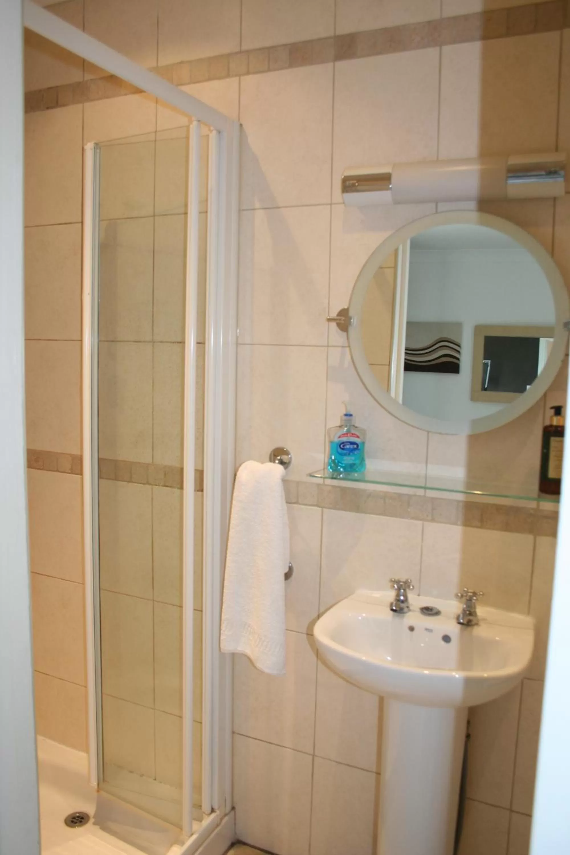 Family Room with Shower in Oakhurst Gatwick Traditional English B&B & bookable Holiday parking deals GATWICK transport