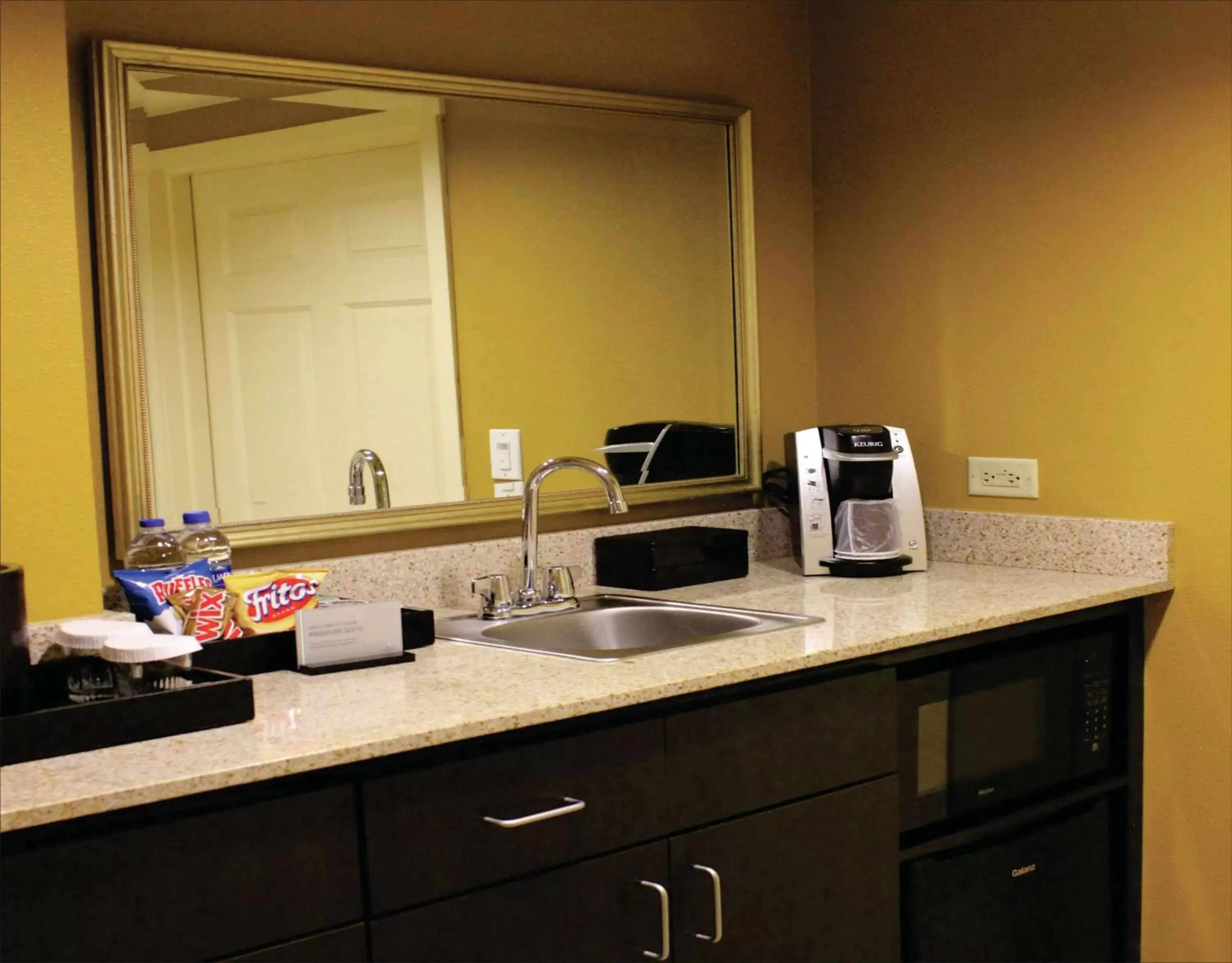 Kitchen or kitchenette, Kitchen/Kitchenette in Embassy Suites by Hilton Laredo