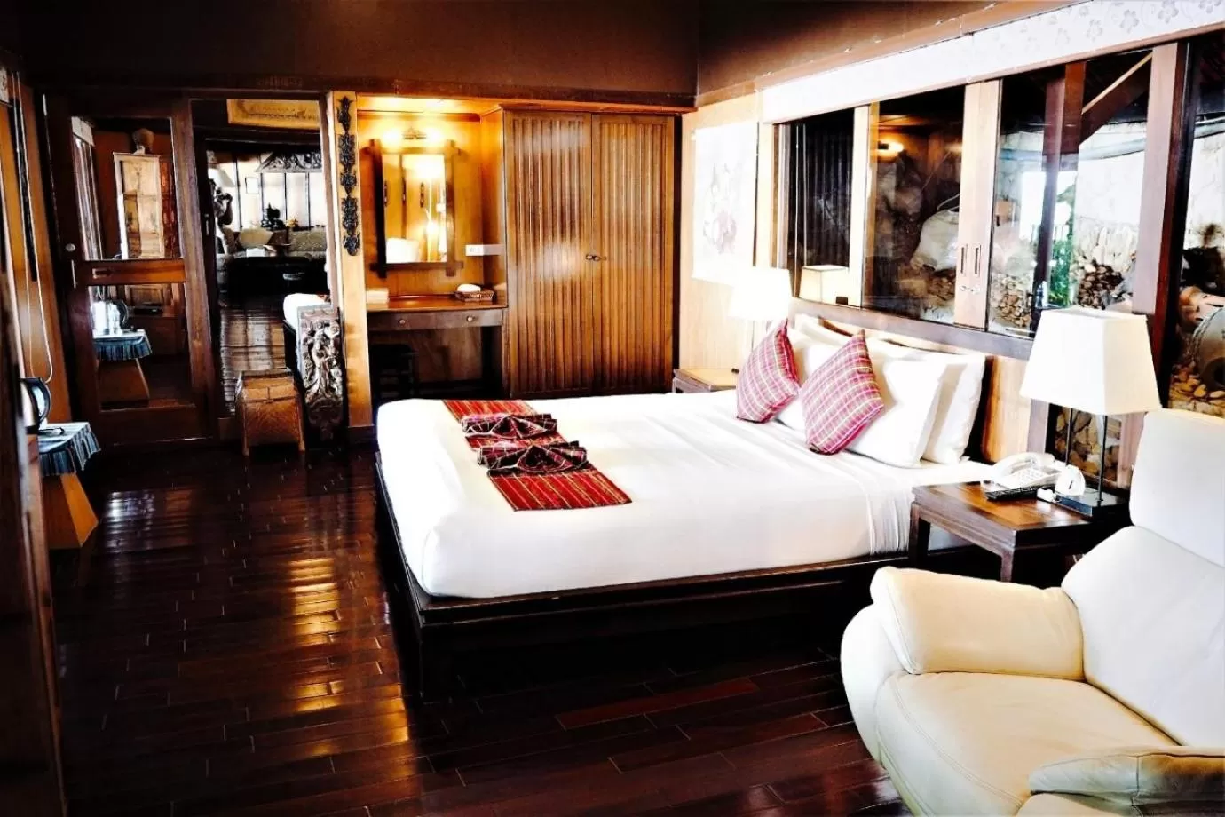 Photo of the whole room, Bed in Birds and Bees Resort