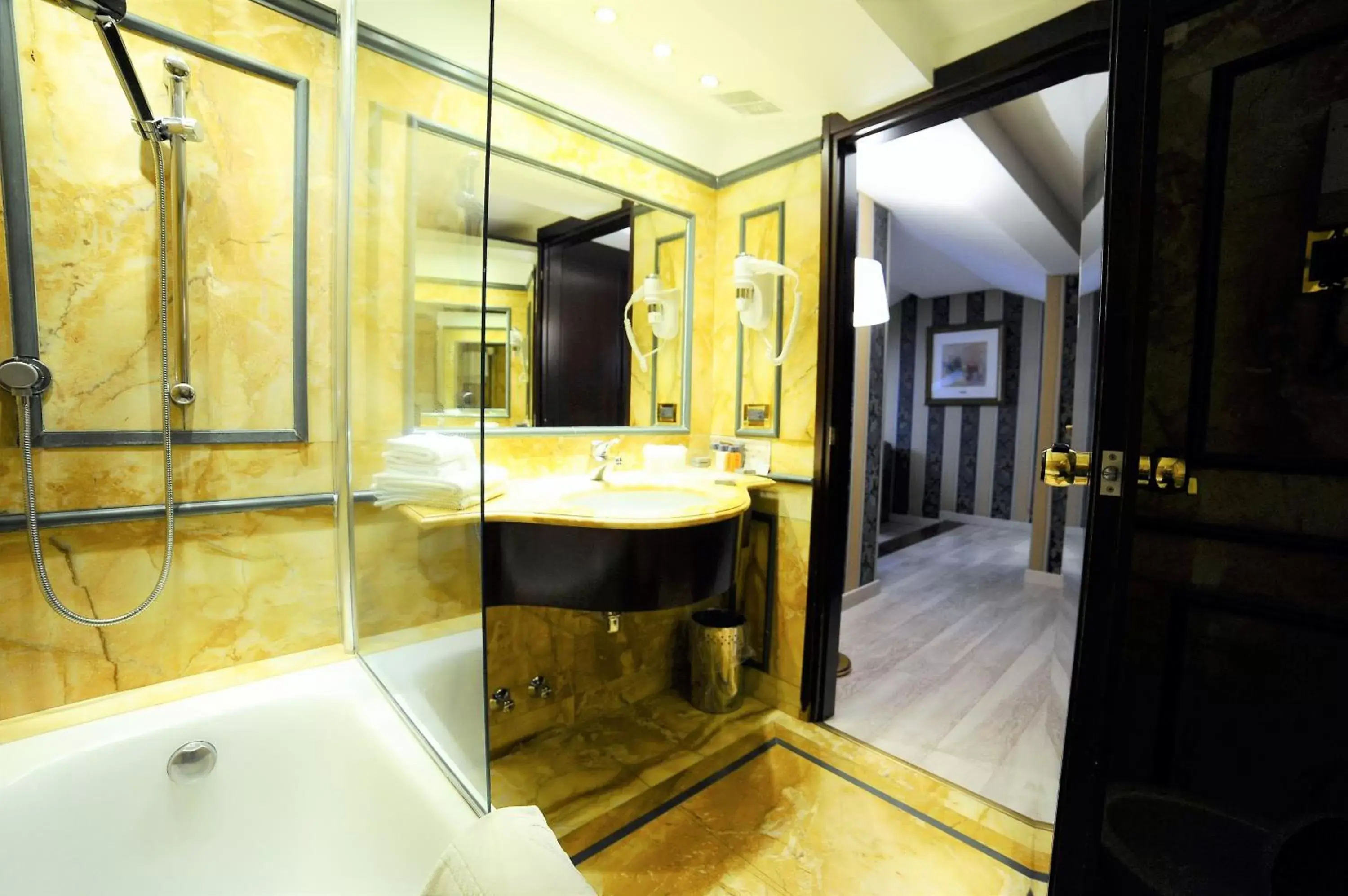 Bathroom in Hotel Pierre Milano