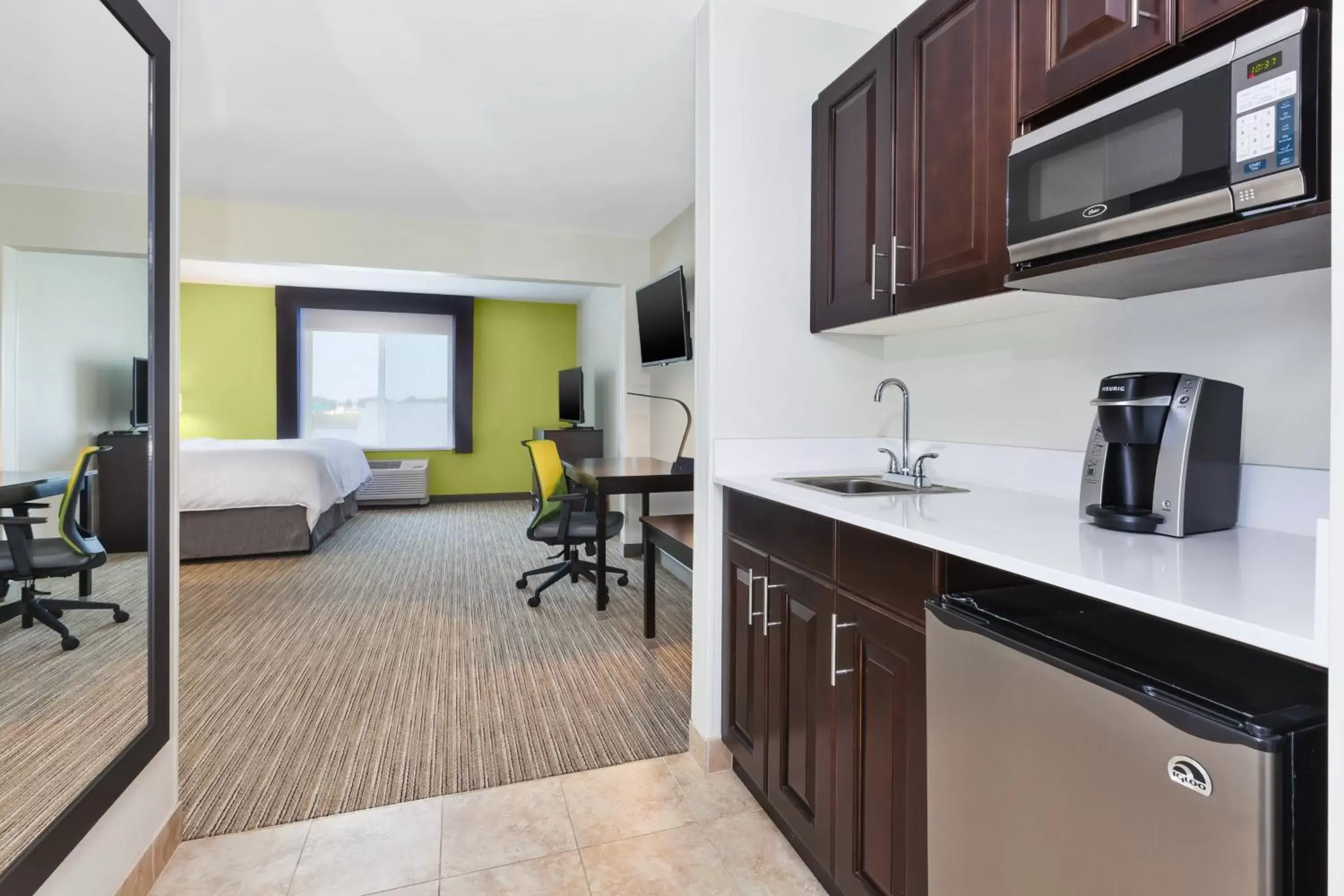 Photo of the whole room, Kitchen/Kitchenette in Holiday Inn Express & Suites - Effingham, an IHG Hotel