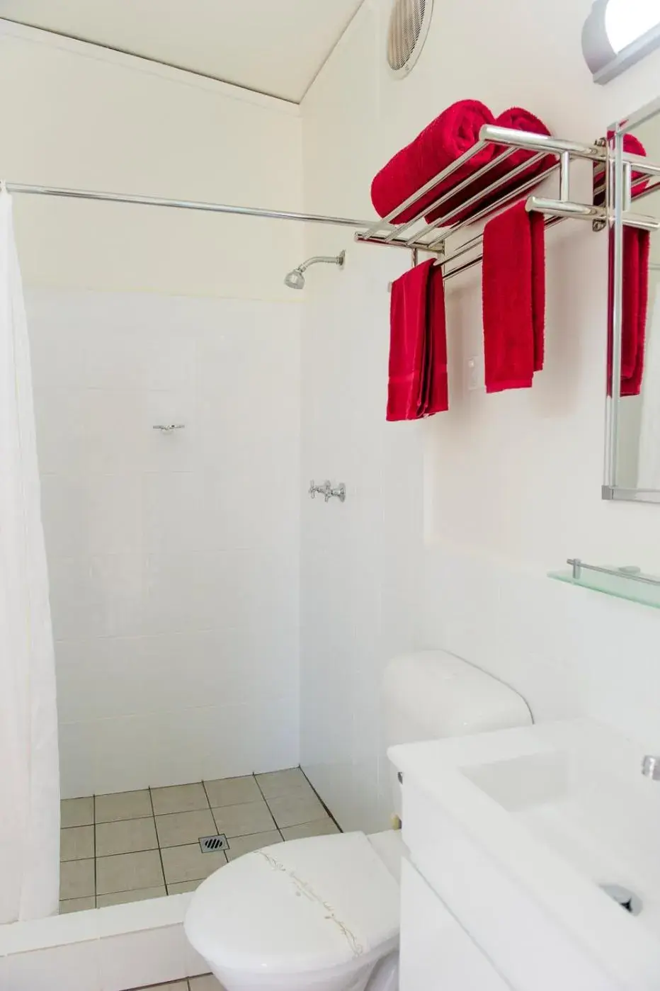 Shower, Bathroom in Cherry Blossom Motor Inn