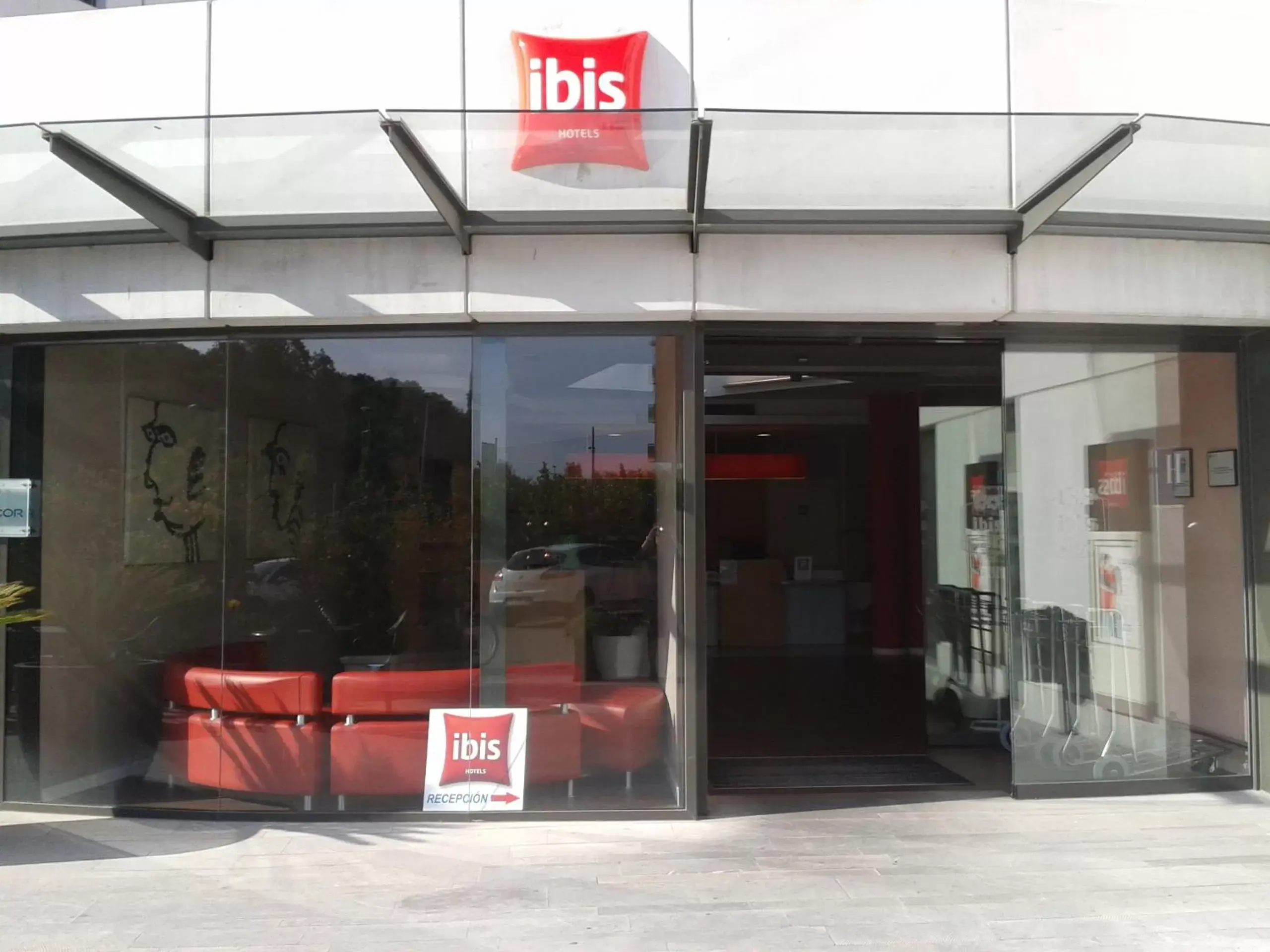 Facade/entrance in Ibis Girona