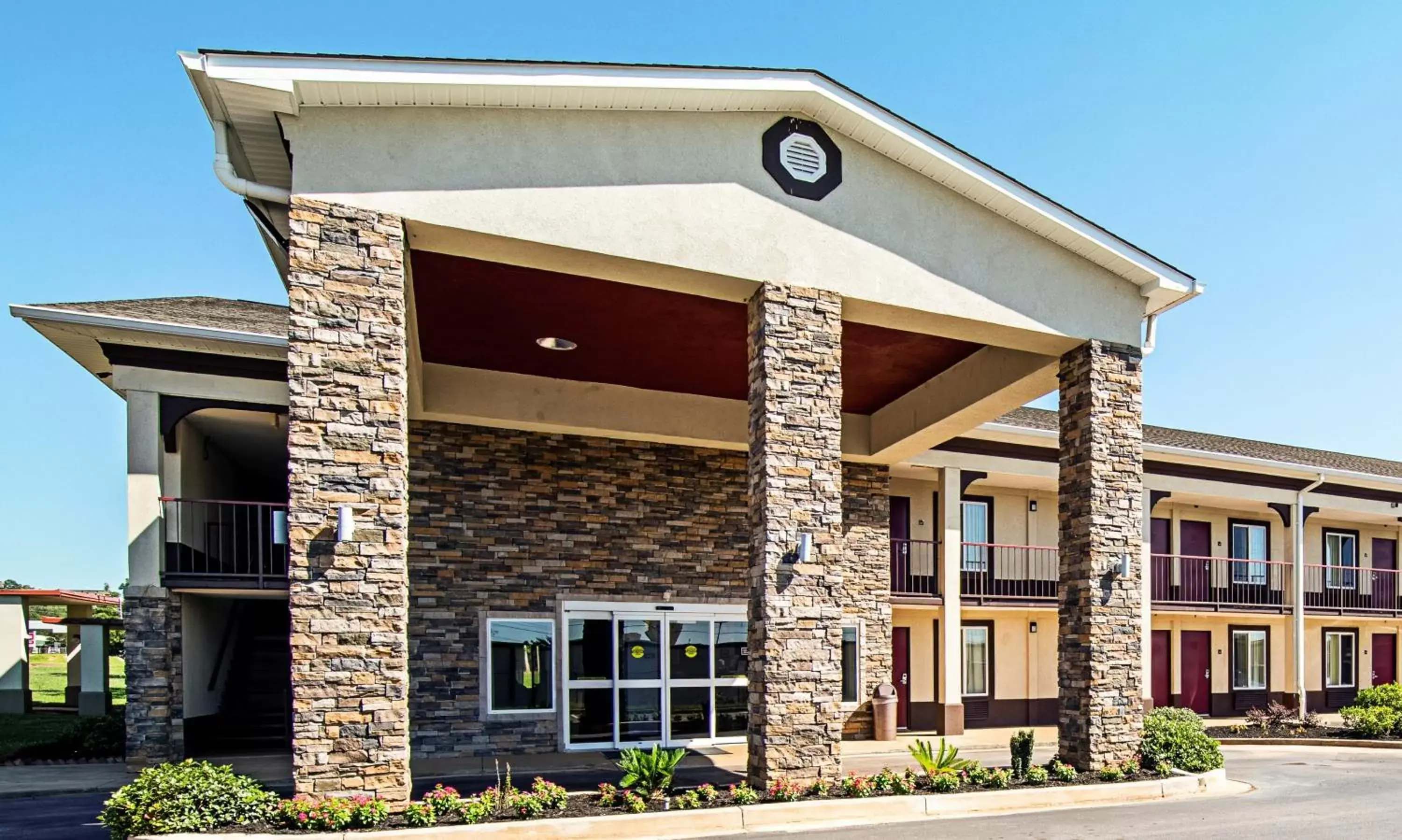 Property building, Facade/Entrance in Red Roof Inn & Suites Greenwood, SC