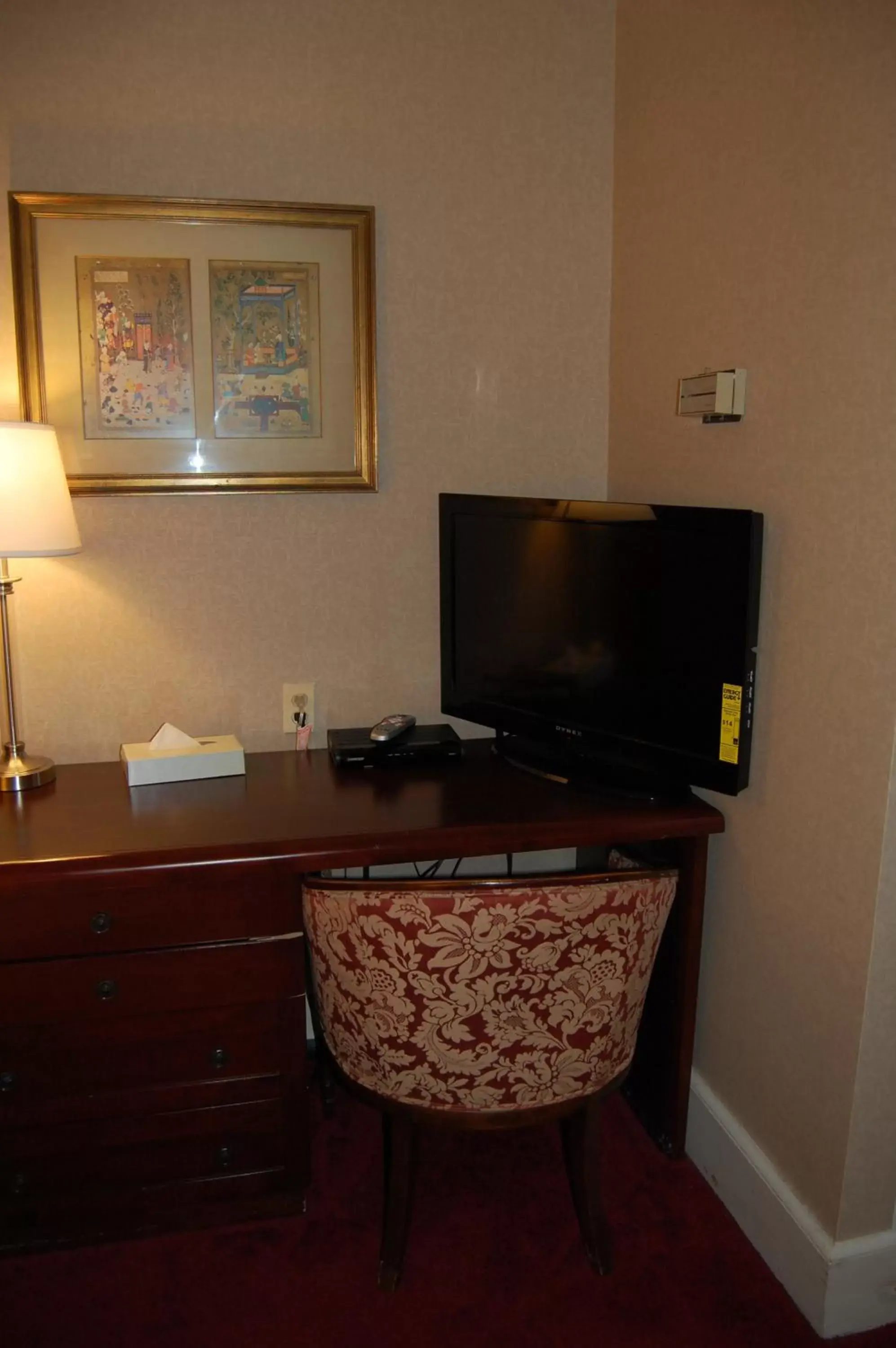 TV and multimedia, TV/Entertainment Center in Windsor Inn Hotel