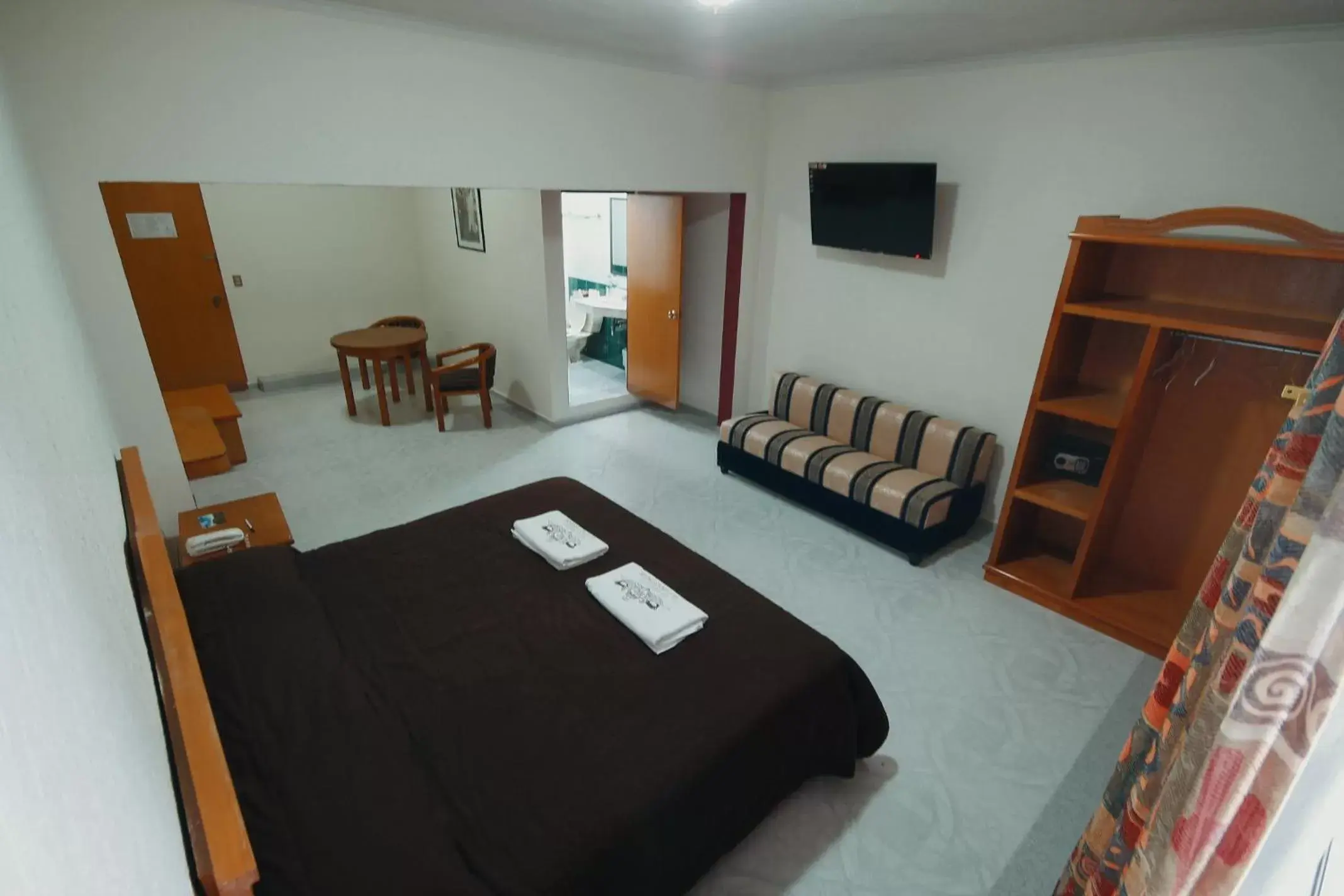 Bed, Seating Area in HOTEL EL CONQUISTADOR MONARCA.