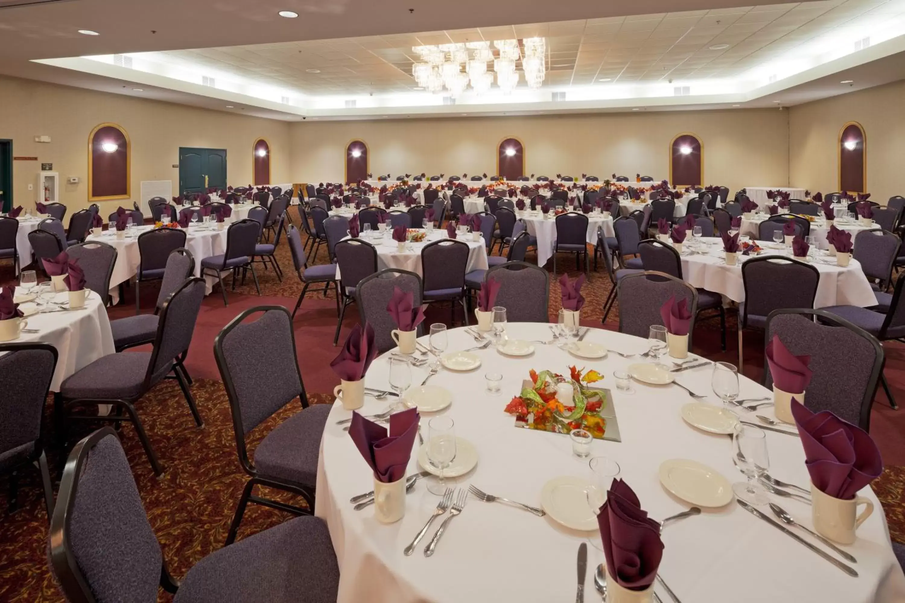 Banquet/Function facilities, Restaurant/Places to Eat in Port Wisconsin Inn and Suites