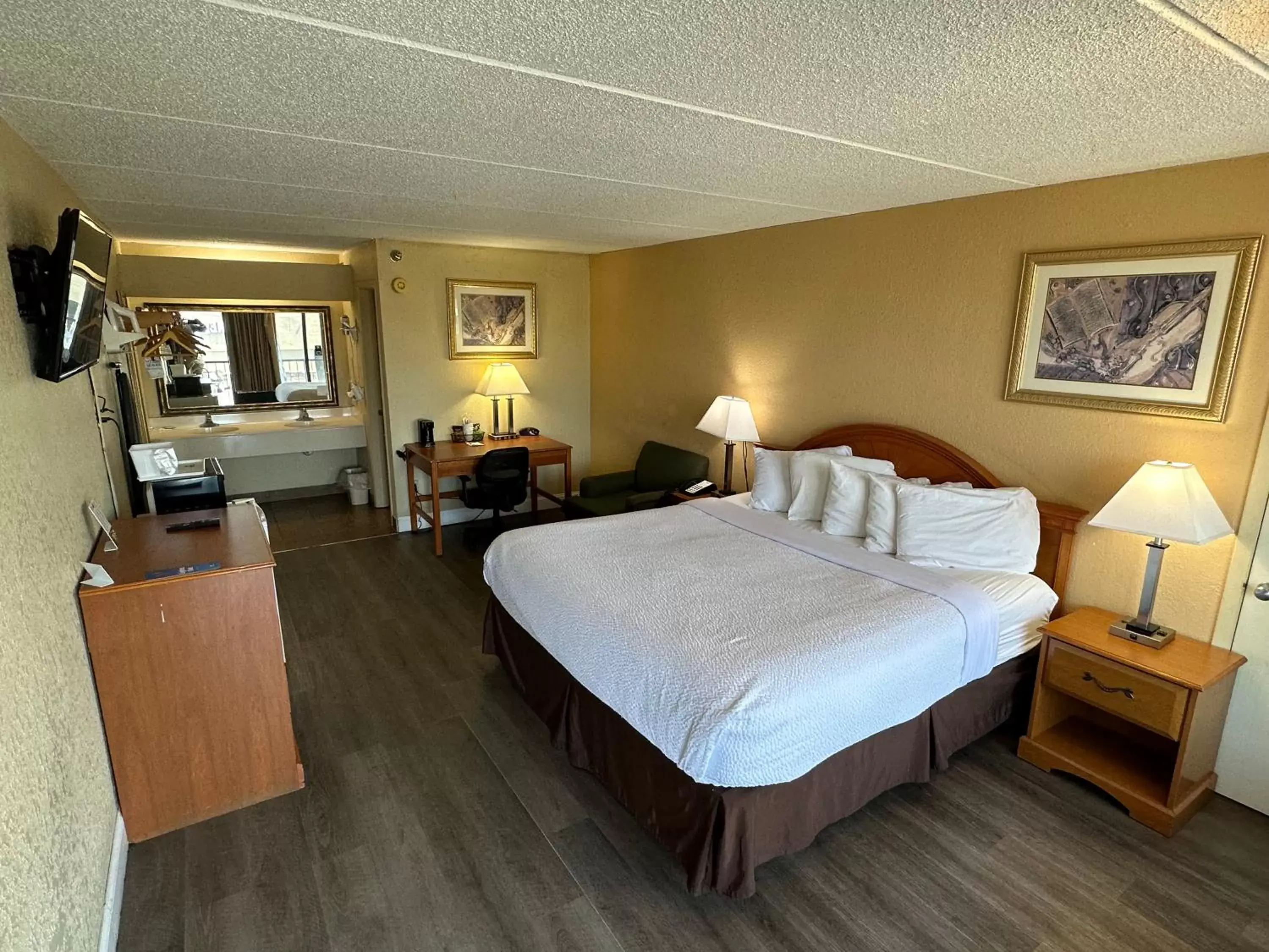 Photo of the whole room, Bed in Days Inn & Suites by Wyndham Pigeon Forge