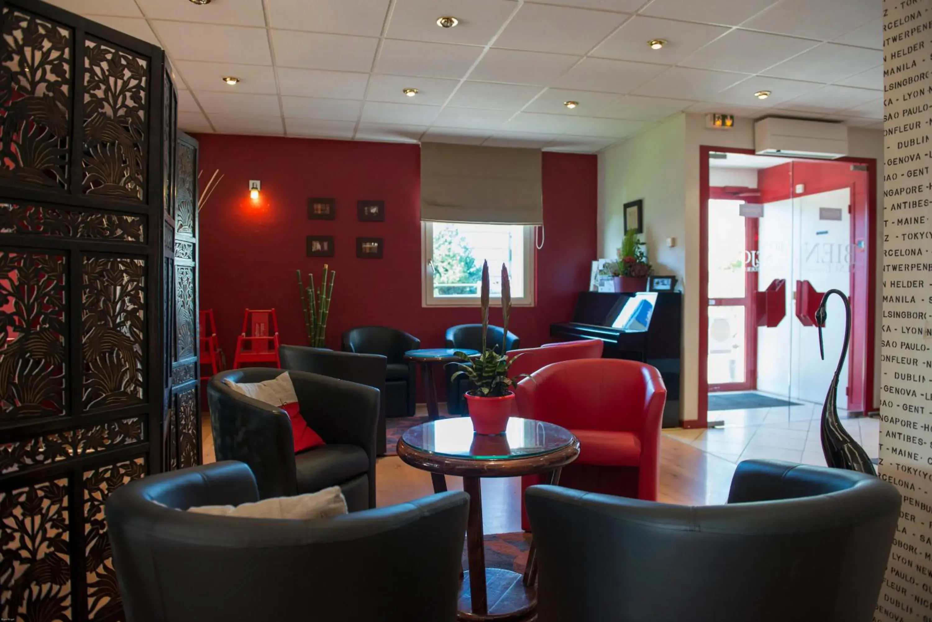 Communal lounge/ TV room, Lounge/Bar in Kyriad Deauville - St Arnoult