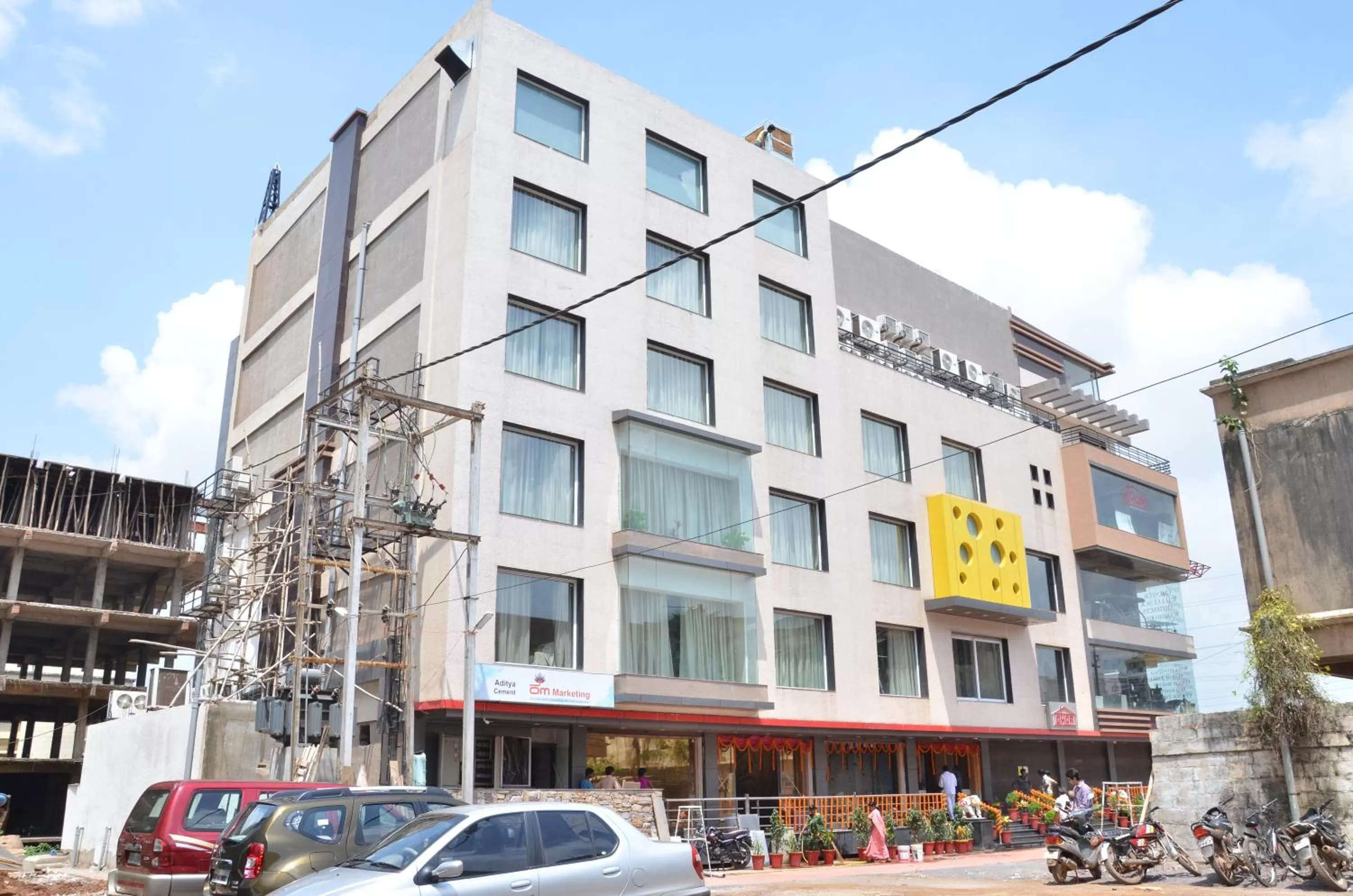 Property building in Hotel Floret Inn