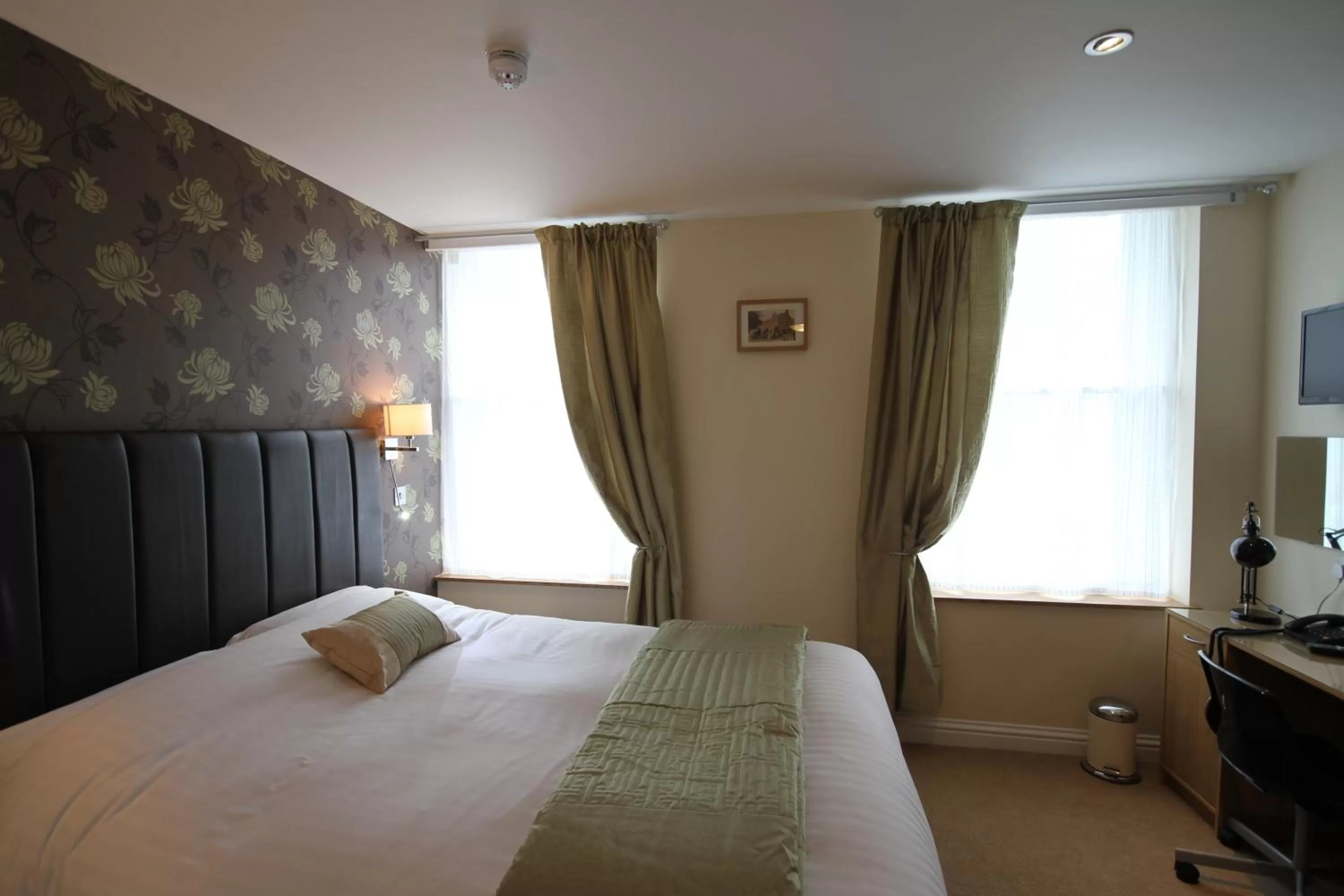 Day, Bed in The Lion Hotel