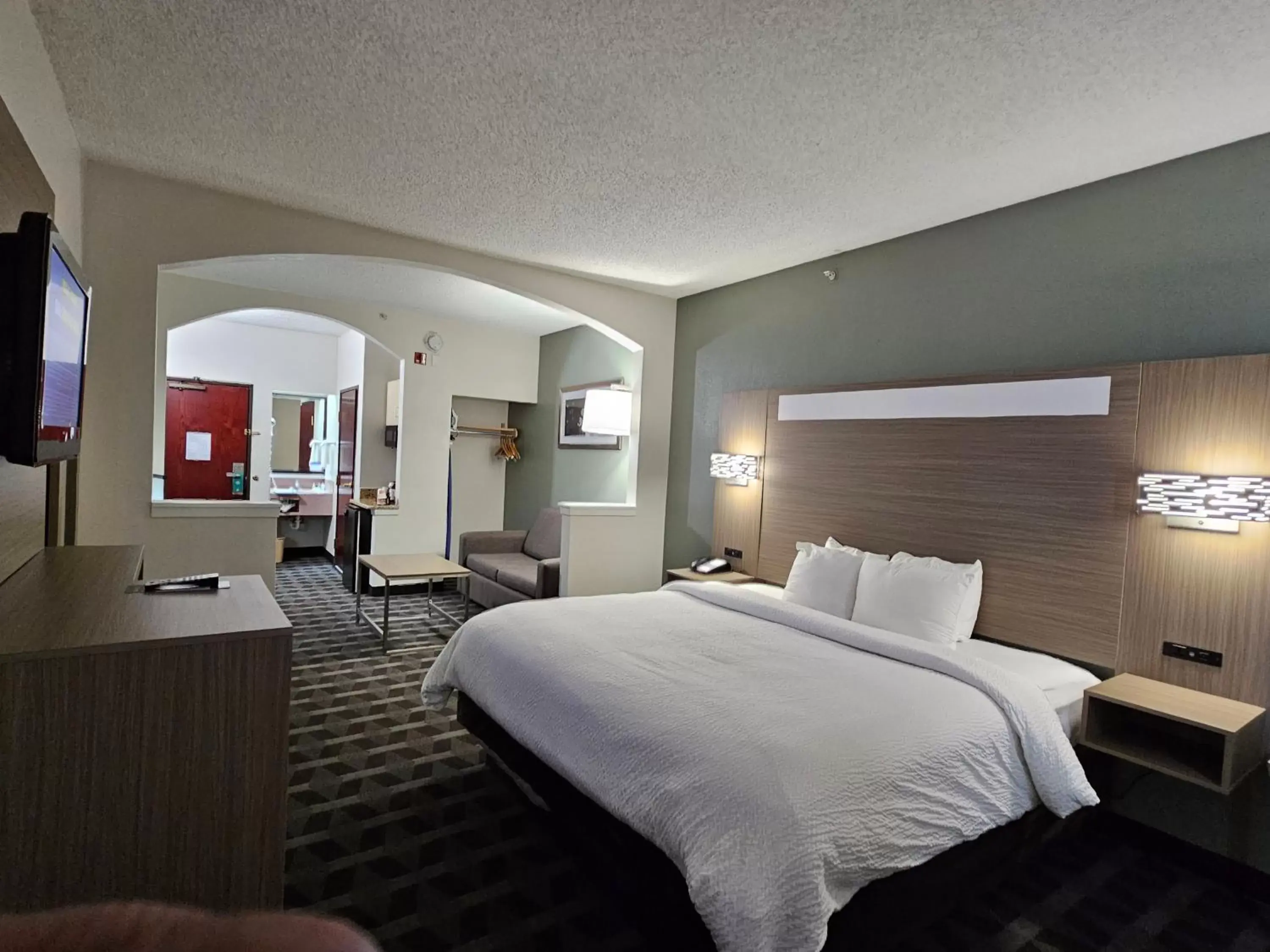 King Room with Spa Bath - Non-Smoking in Quality Inn & Suites DFW Airport South