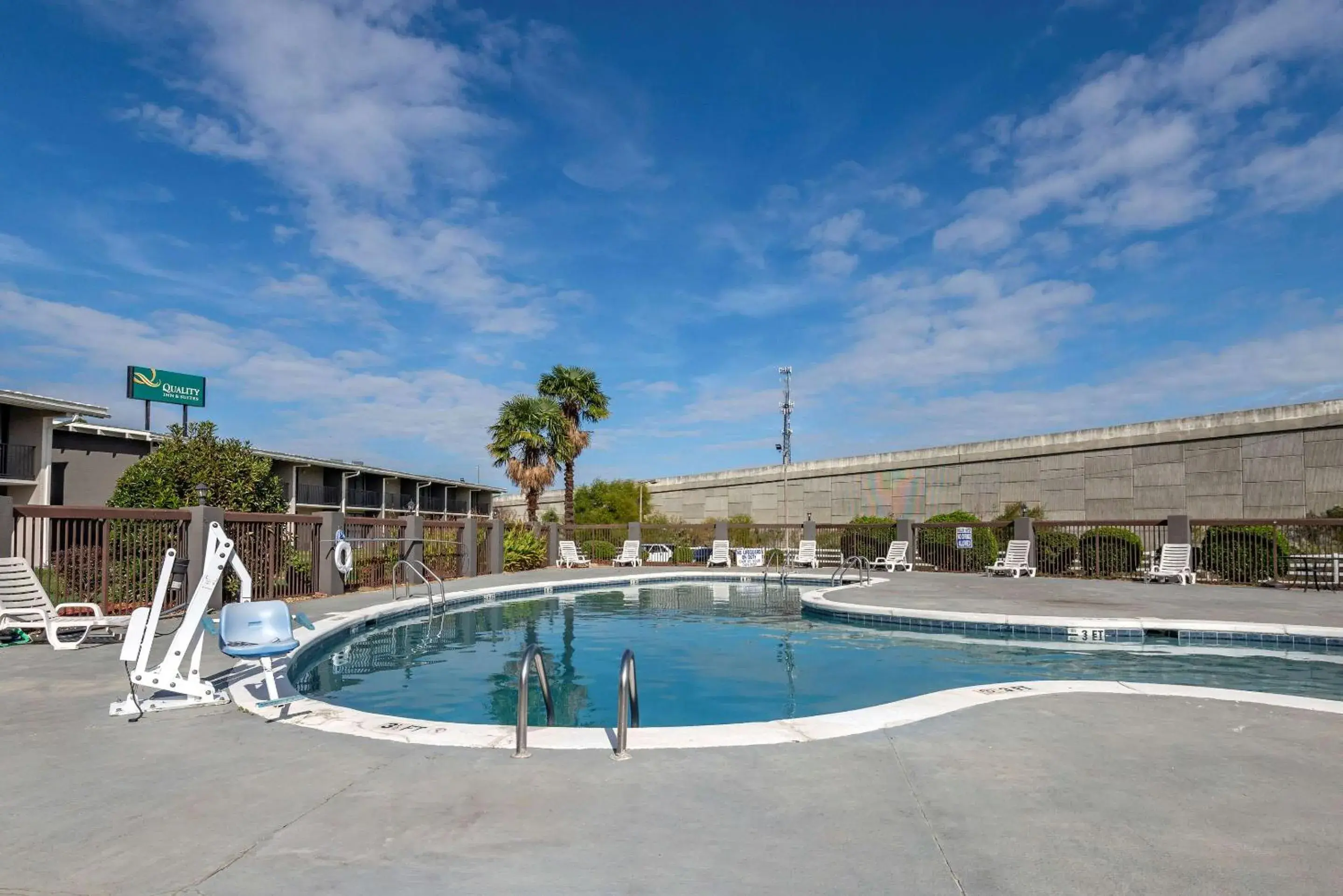 Swimming Pool in Quality Inn