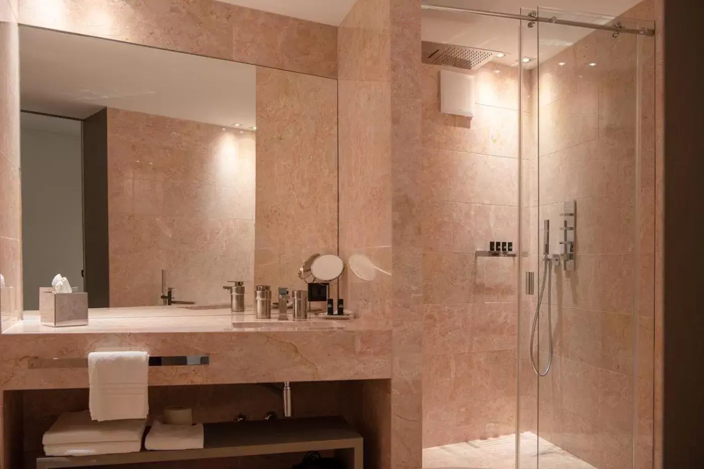 Shower, Bathroom in Hotel Gabbani