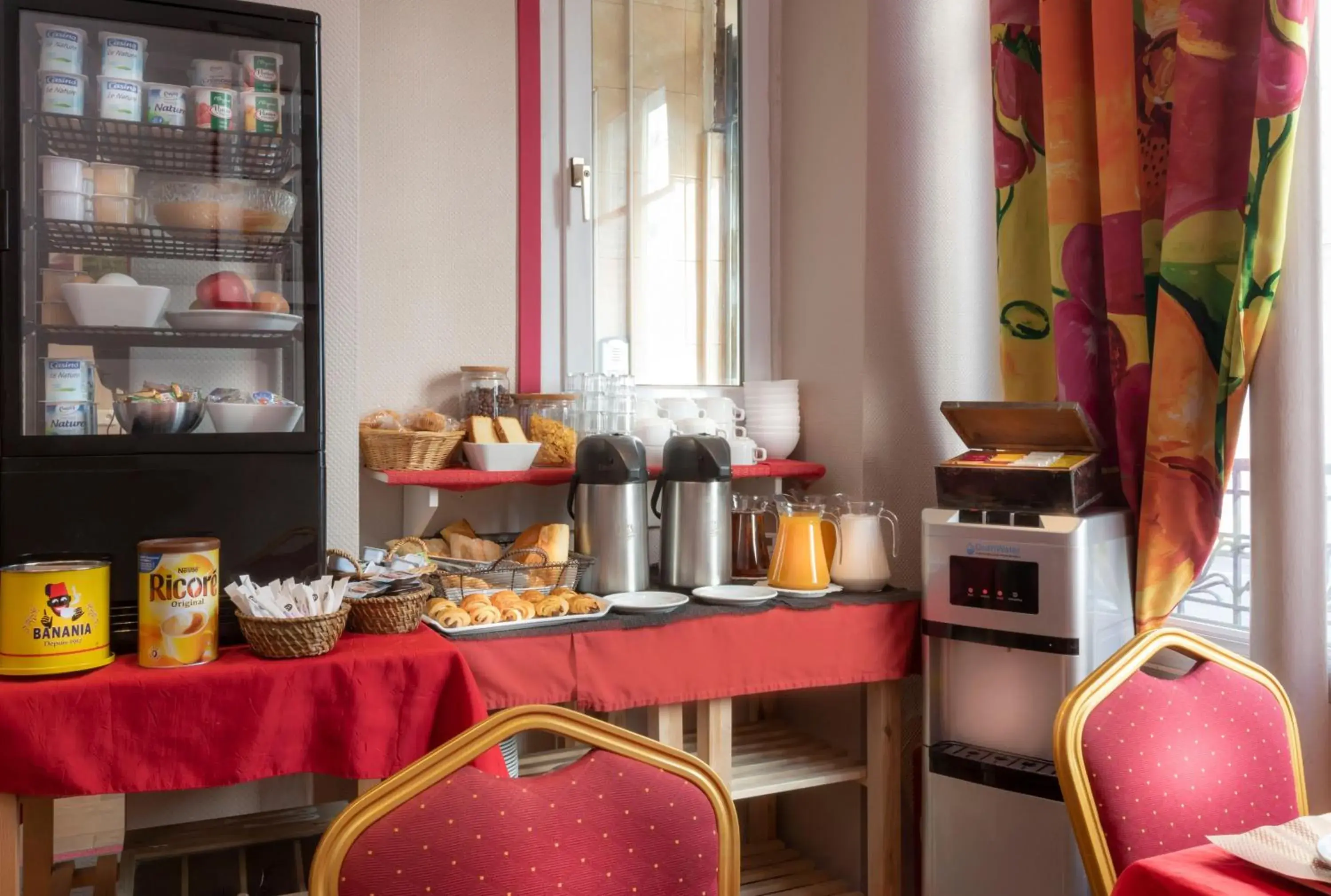 Buffet breakfast in Hotel Montsouris Orleans