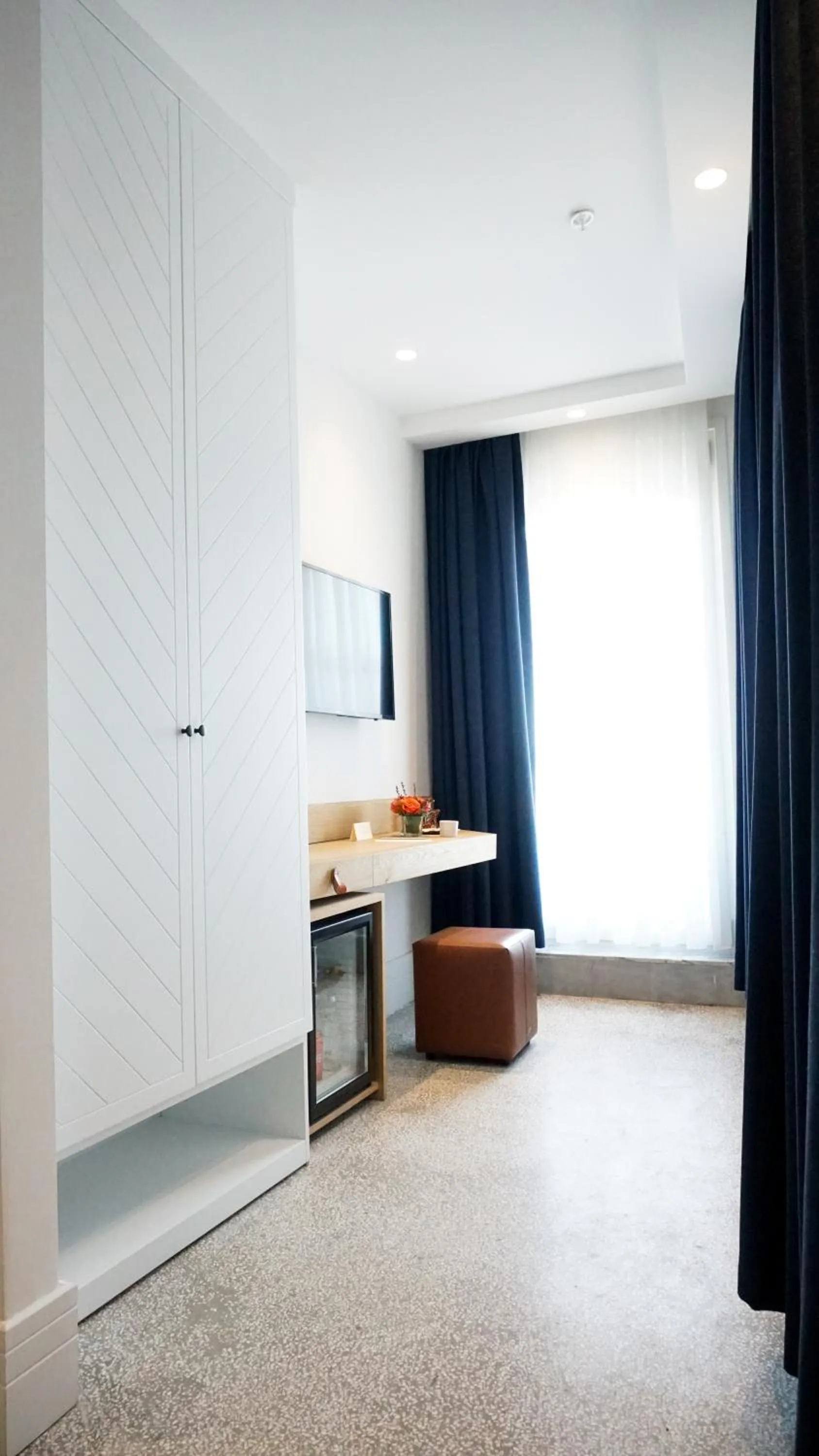 wardrobe in Maroon Tomtom