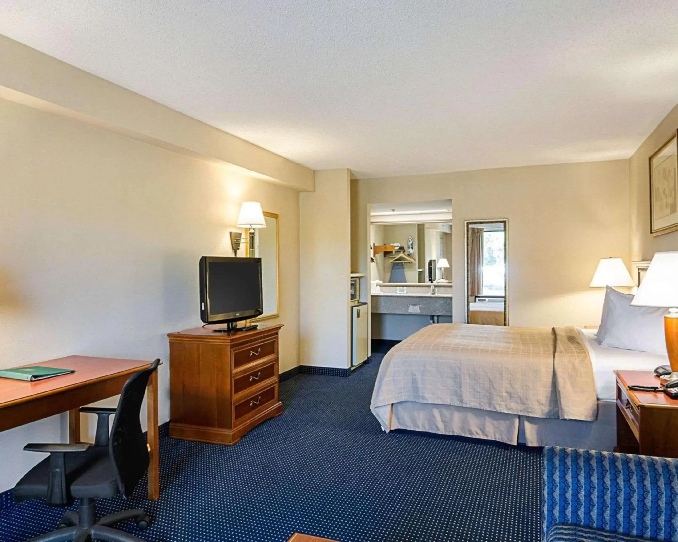 Photo of the whole room, TV/Entertainment Center in Quality Inn Troutville - Roanoke North