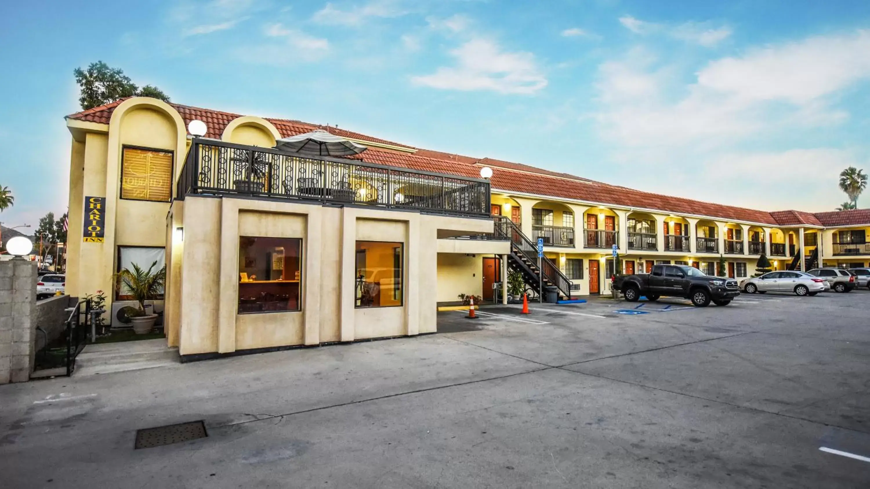 Facade/entrance, Property Building in Chariot Inn Glendale - Pasadena