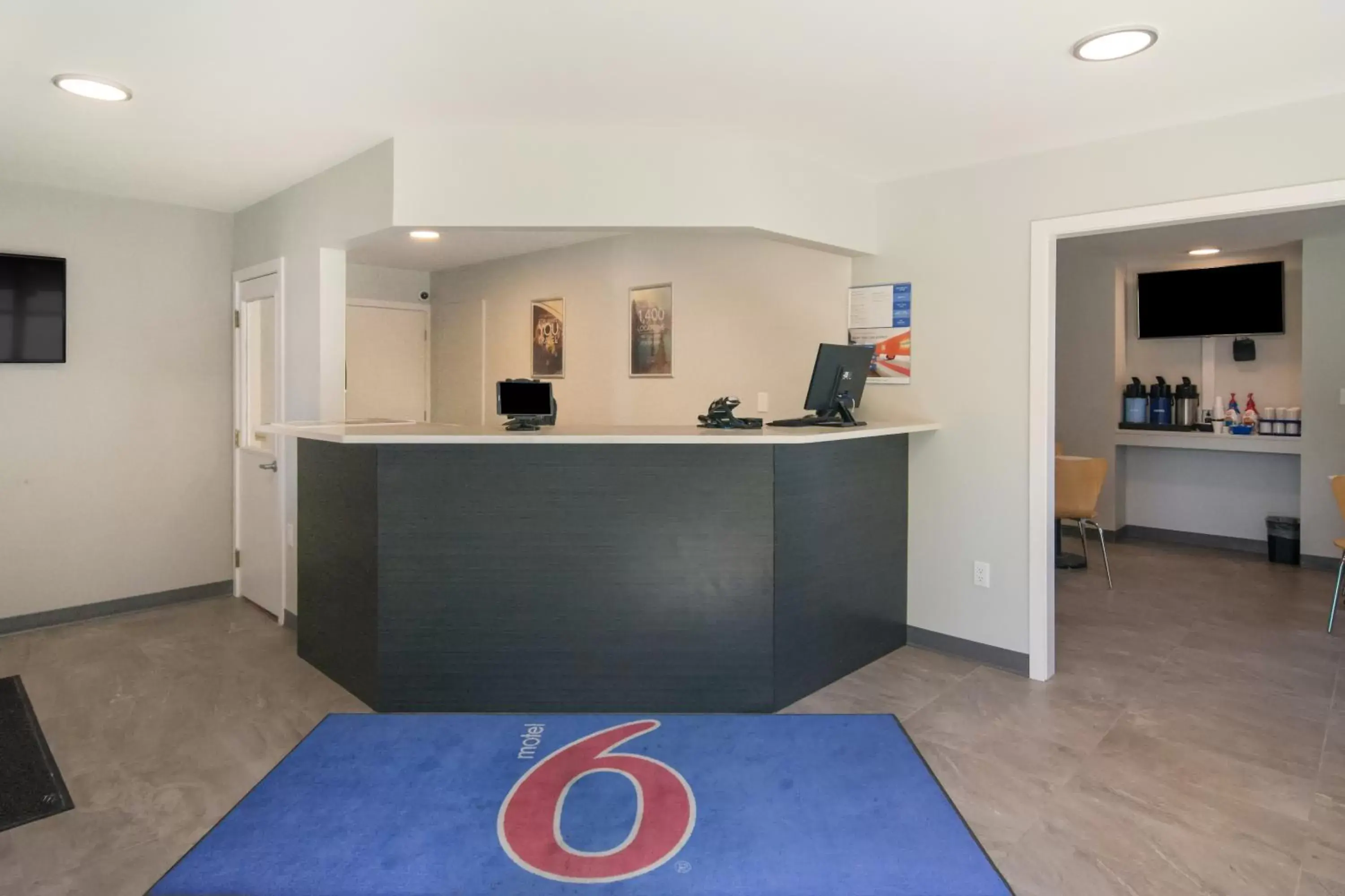 Lobby or reception in Motel 6-Saanichton, BC - Victoria Airport
