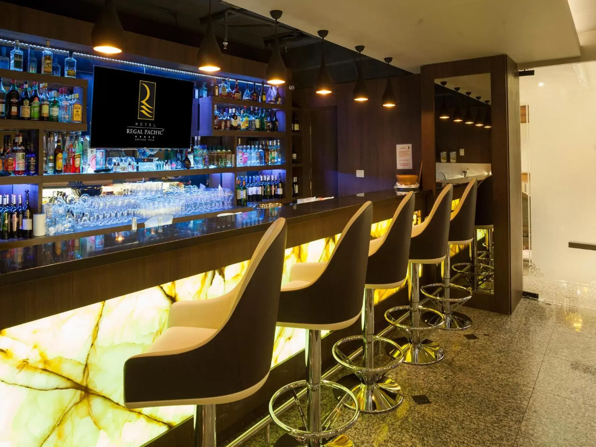 Lounge or bar, Restaurant/Places to Eat in Hotel Regal Pacific Santiago