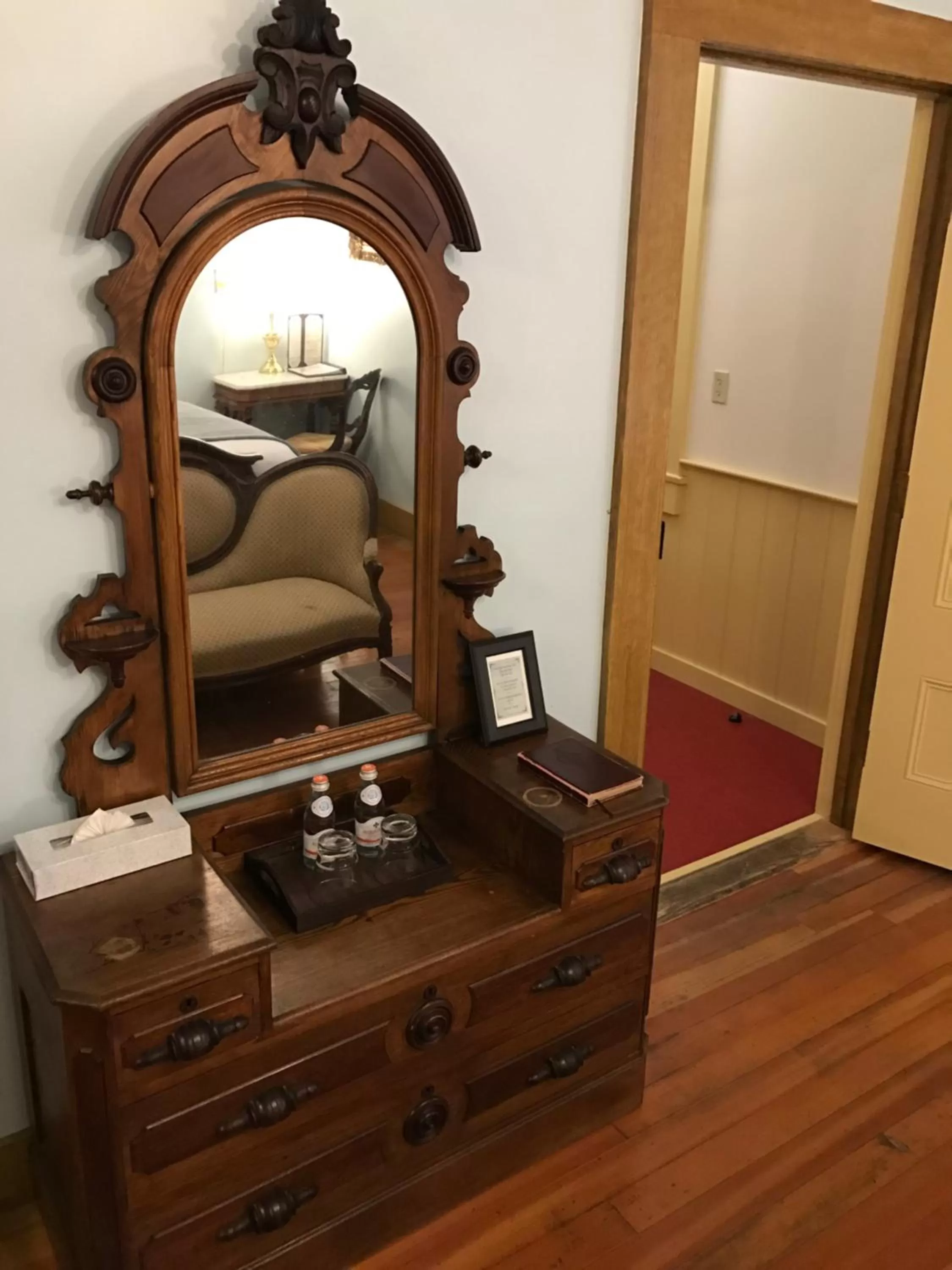 Decorative detail in Cosmopolitan Hotel