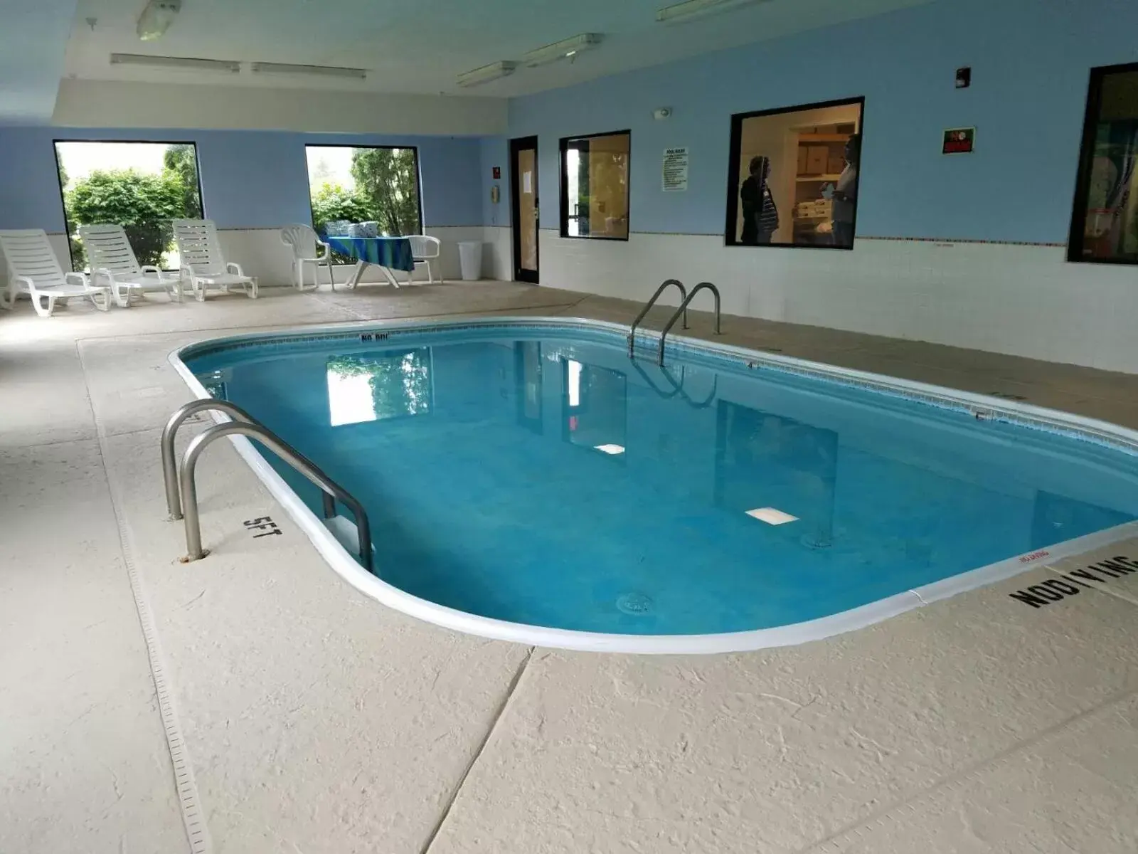 Property building in Super 8 by Wyndham Huntington Property building in Super 8 by Wyndham Huntington