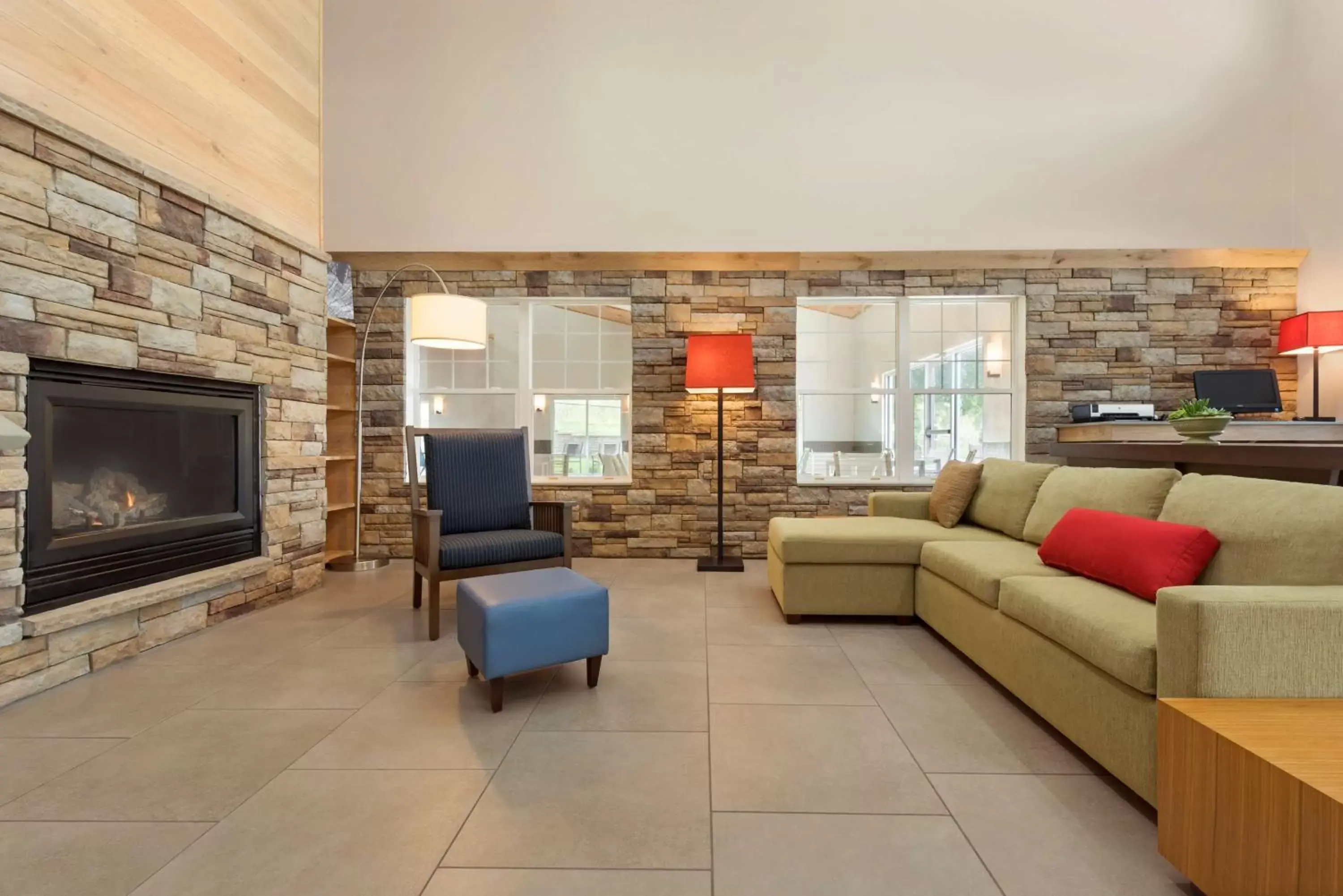 Lobby or reception, Seating Area in Country Inn & Suites by Radisson, Decorah, IA