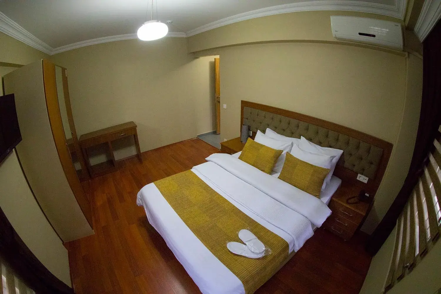 Photo of the whole room, Bed in Ramparts Hotel