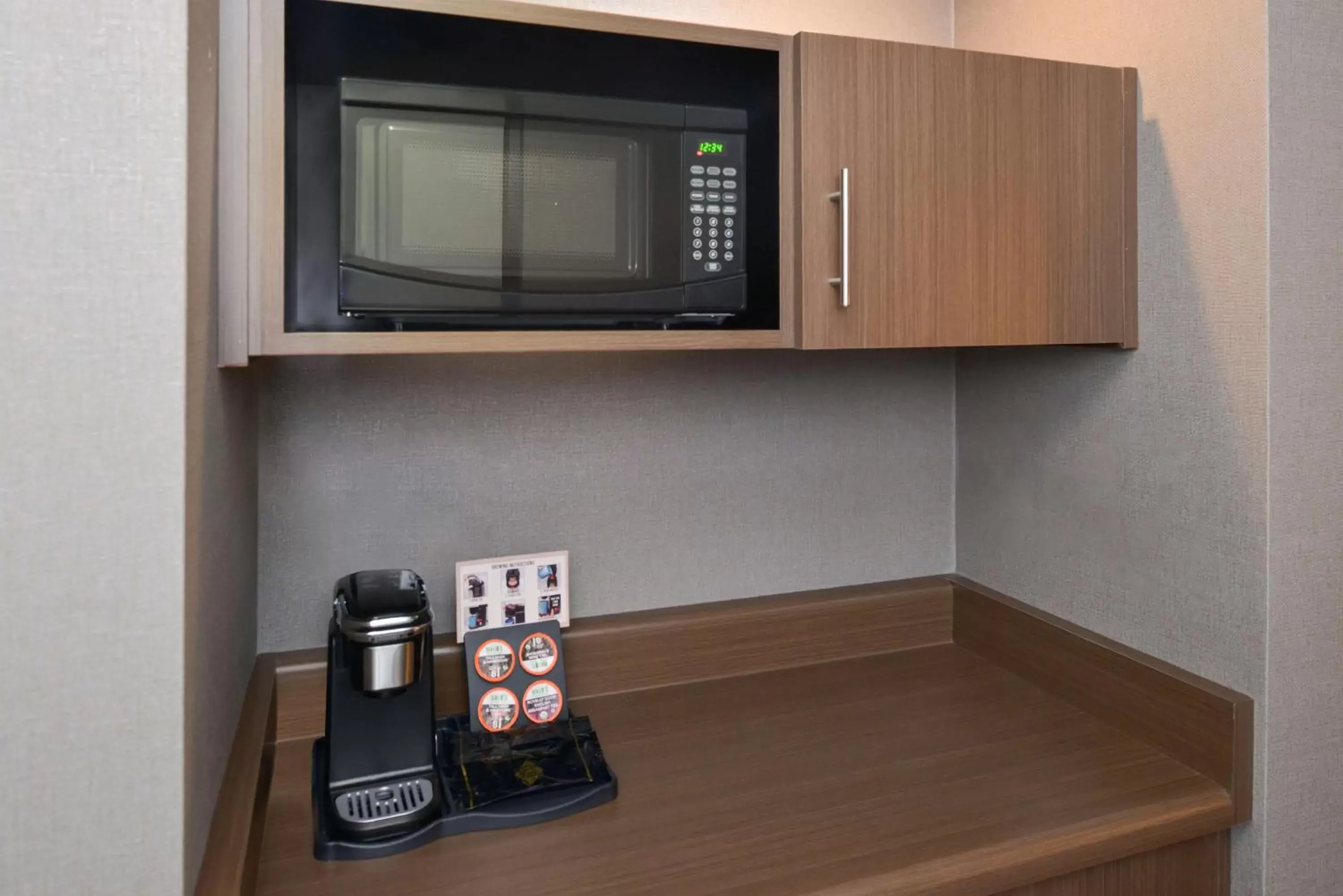 Coffee/tea facilities, Kitchen/Kitchenette in Best Western Plus Coalinga Inn