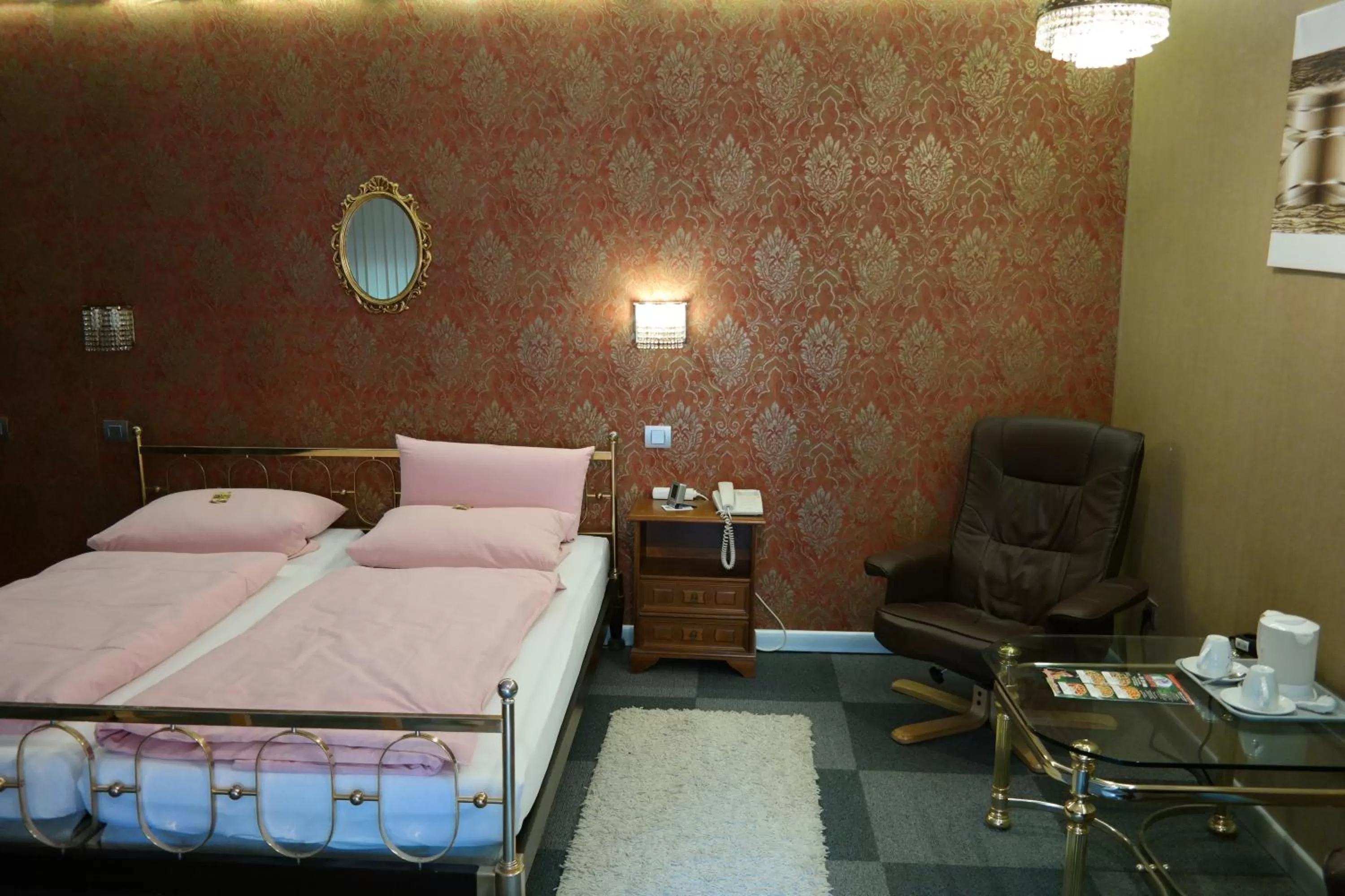 Photo of the whole room, Bed in Am Hallenbad Hotel garni