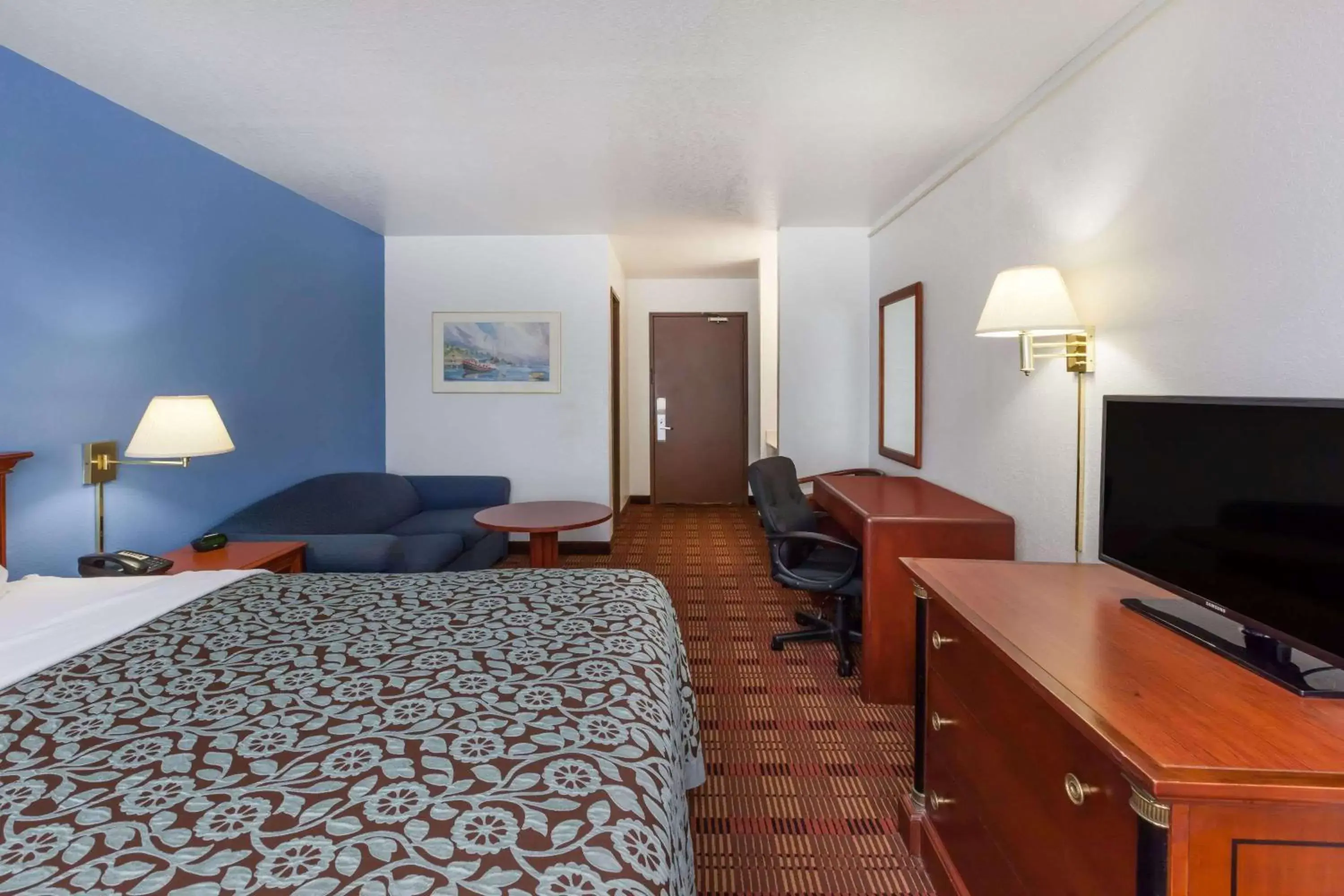 Photo of the whole room, TV/Entertainment Center in Days Inn by Wyndham Holland