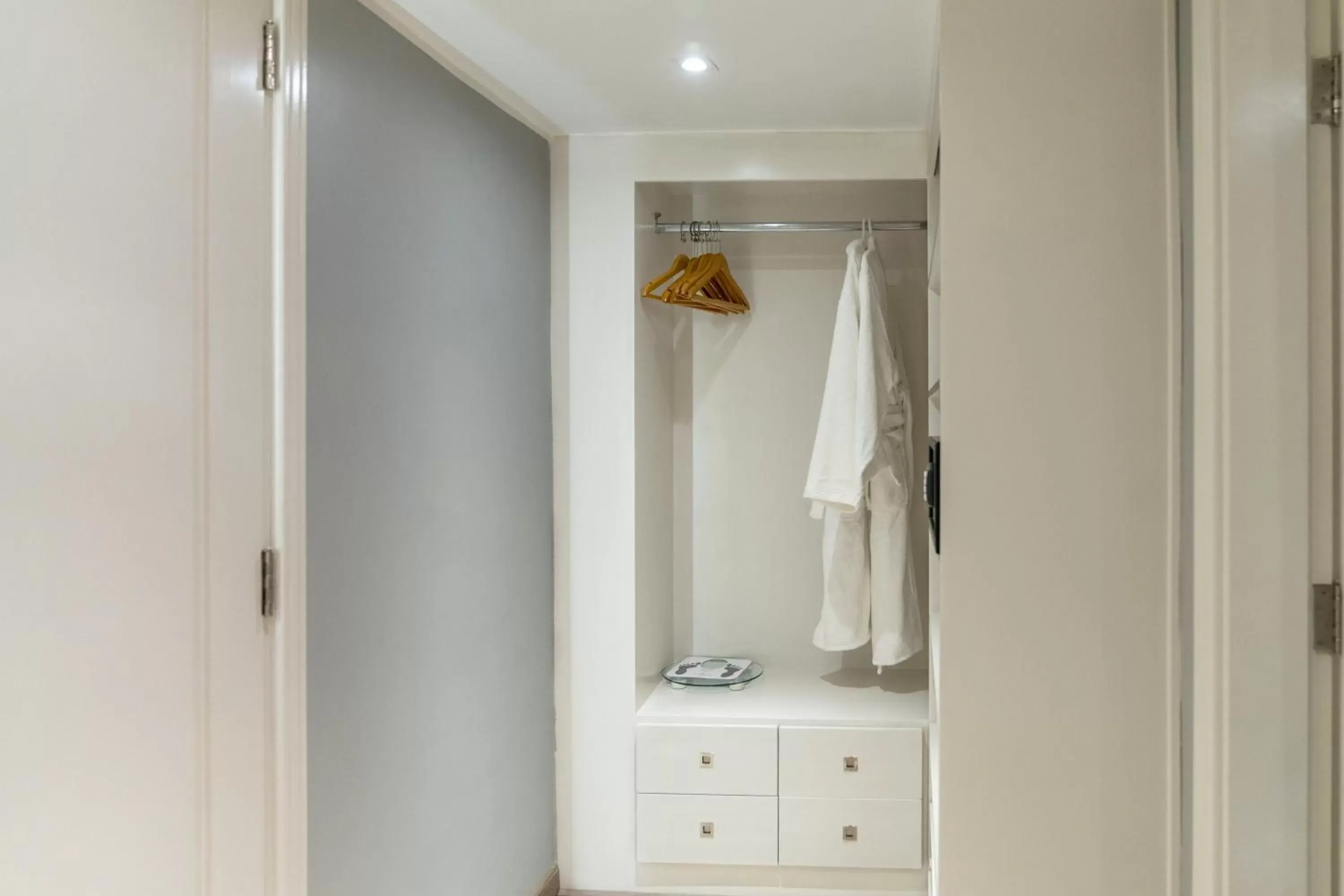 wardrobe, Bathroom in Sunrise Crystal Bay Resort -Grand Select