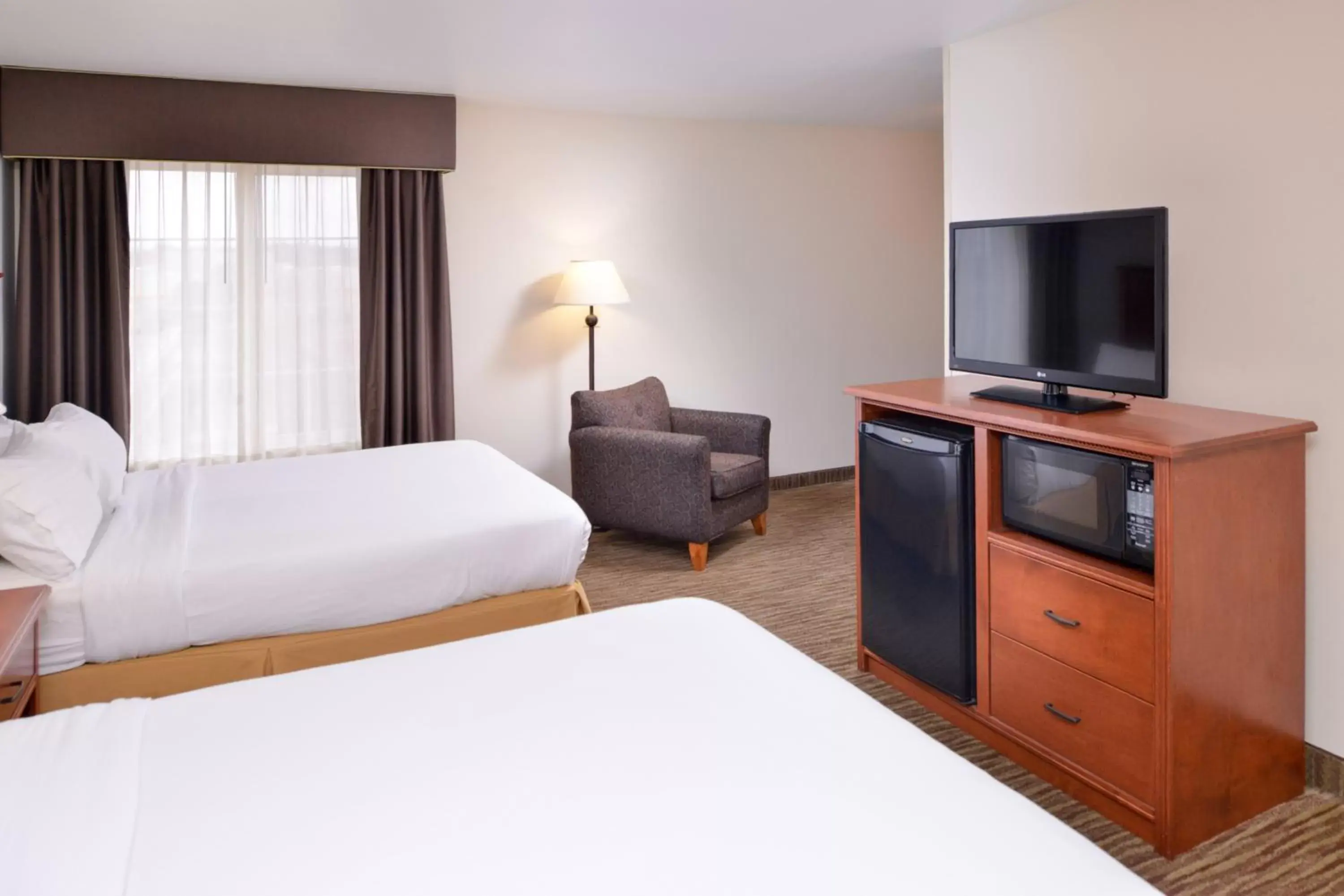 Photo of the whole room, TV/Entertainment Center in Holiday Inn Express Hotel & Suites Sioux Falls At Empire Mall, an IHG Hotel
