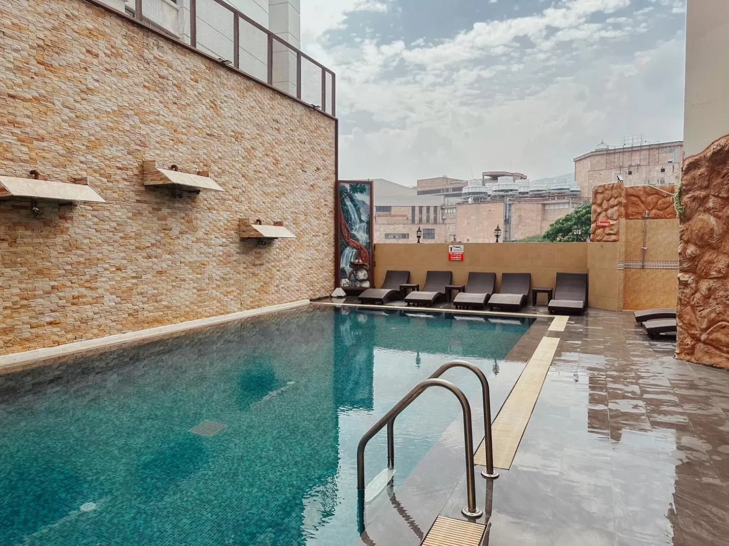 Pool view in Hotel De Khuvieng