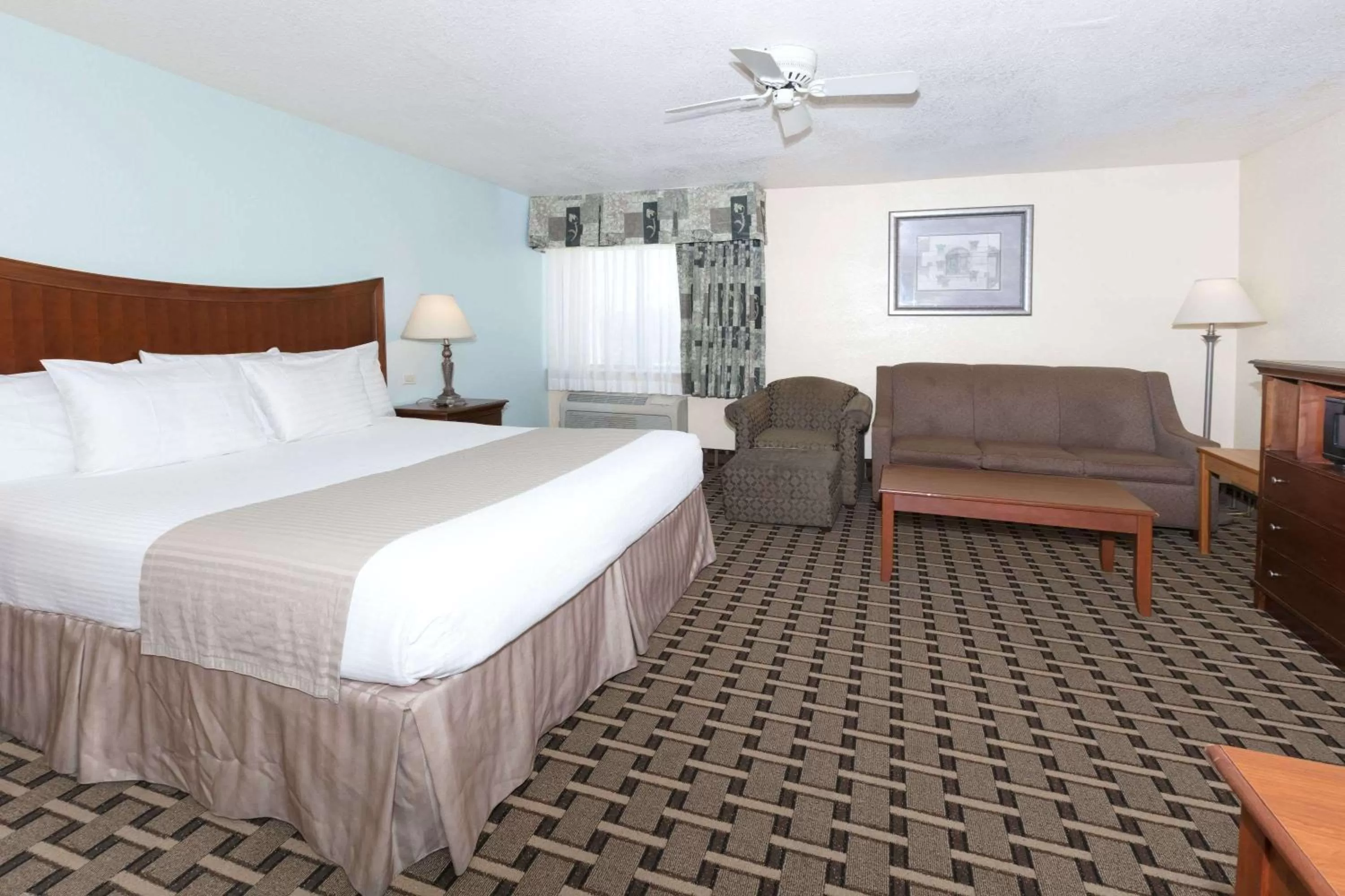Photo of the whole room, Bed in Baymont by Wyndham Arlington At Six Flags Dr