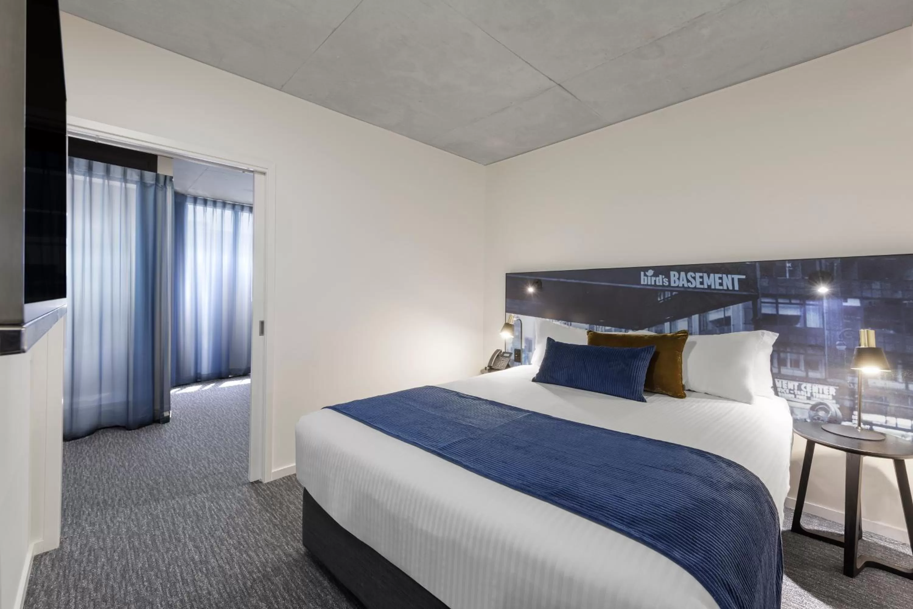 One Bedroom Queen with Balcony in Oaks Melbourne St Kilda Road Hotel